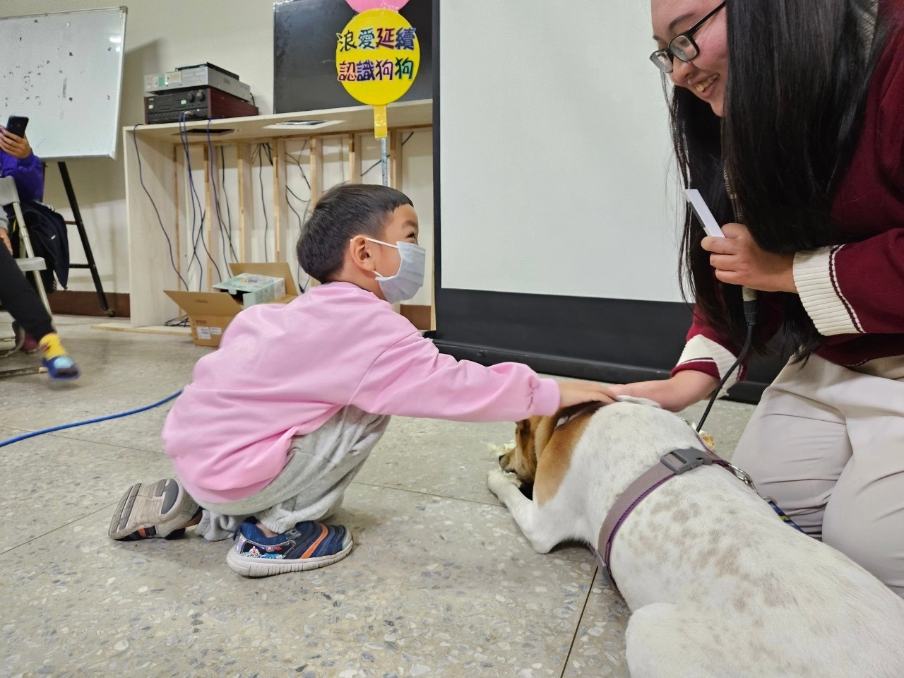 慢飛天使伸出「饅頭手」讓狗狗嗅嗅。