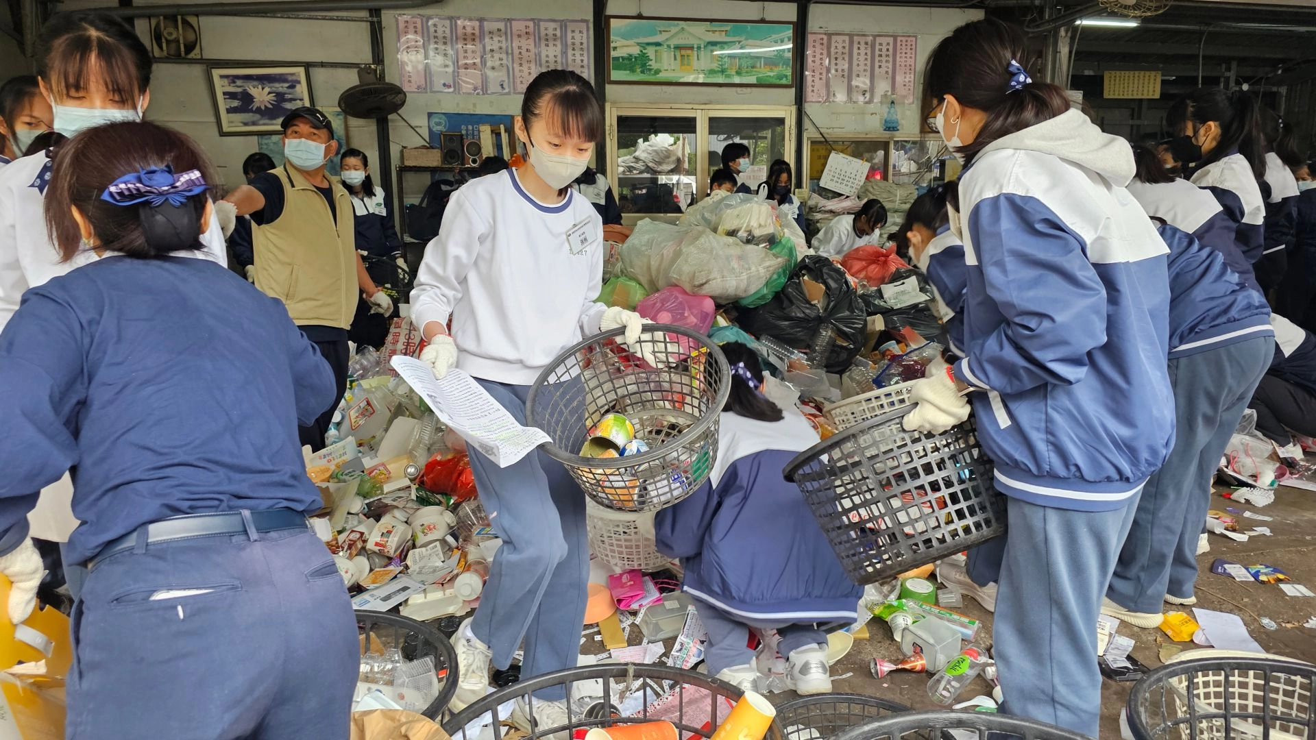 學生把握當下勤做環保。