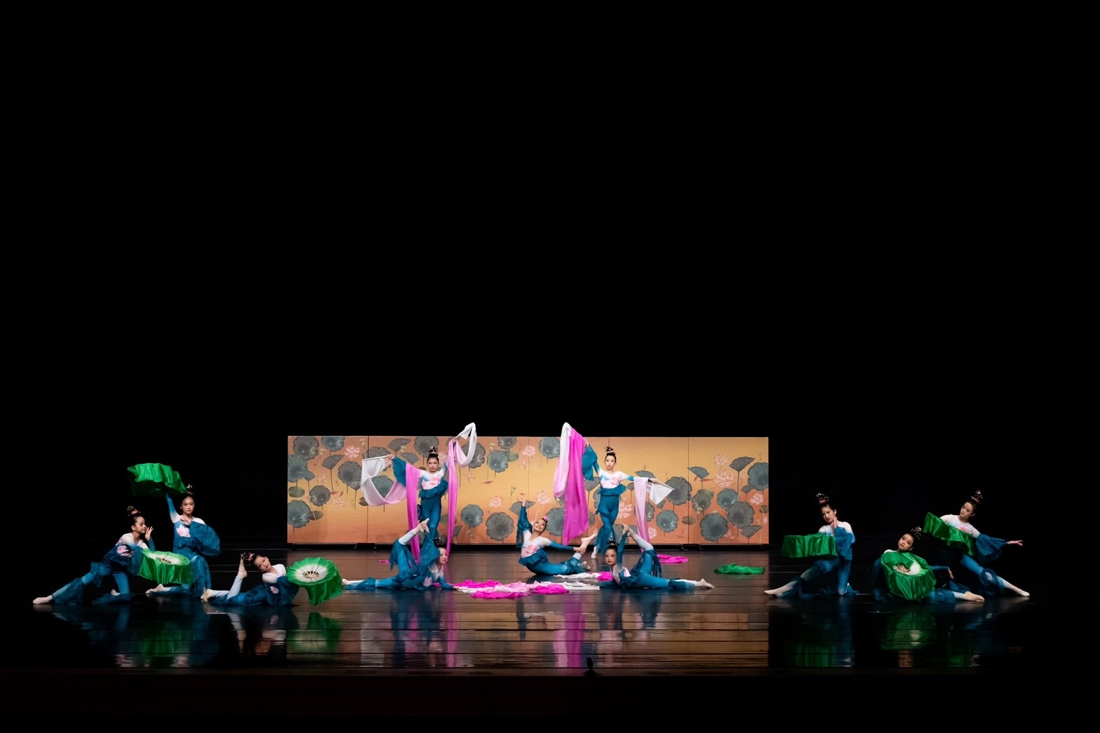 小學的「河畔青蓮」透過舞動彩巾及飄扇，呈現古典舞的意象和風貌