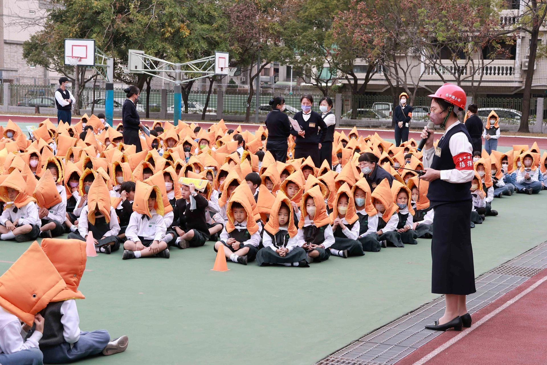 秀雯主任期勉大家，透過演練熟悉防災步驟，建立正確防災觀念及落實避難動作。