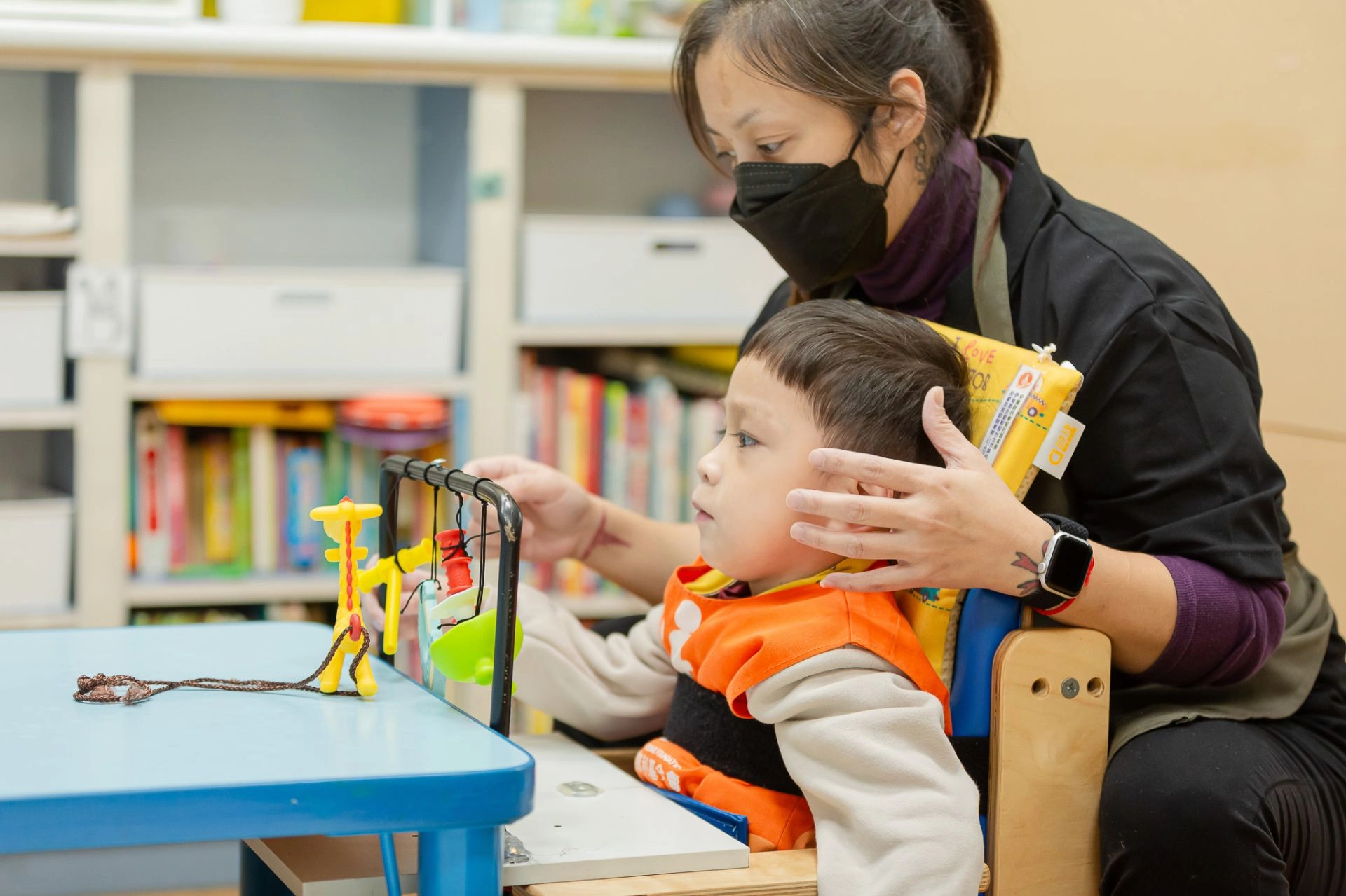 伊甸婦幼家園慢飛天使羅伊在教保老師的協助下努力學習。