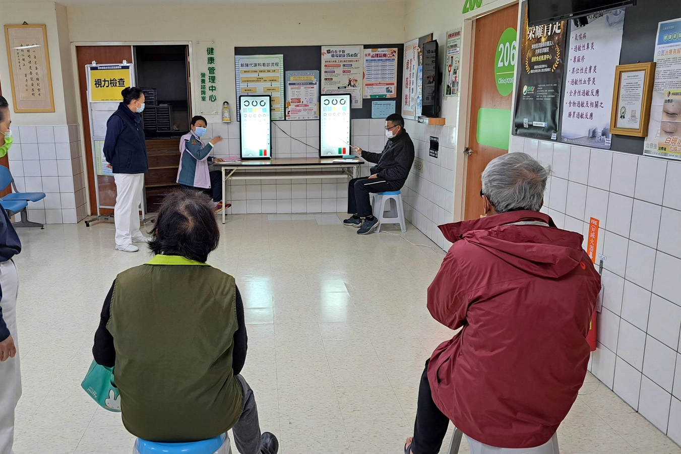 斗六慈院舉辦雲林縣整合性社區健康篩檢，為篩檢民眾視力檢查