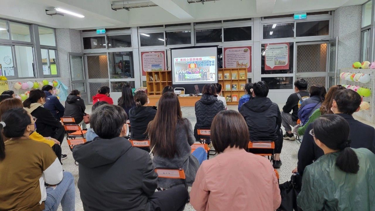 寒流下雨夜，家長用心聆聽校長叮嚀及行政分享