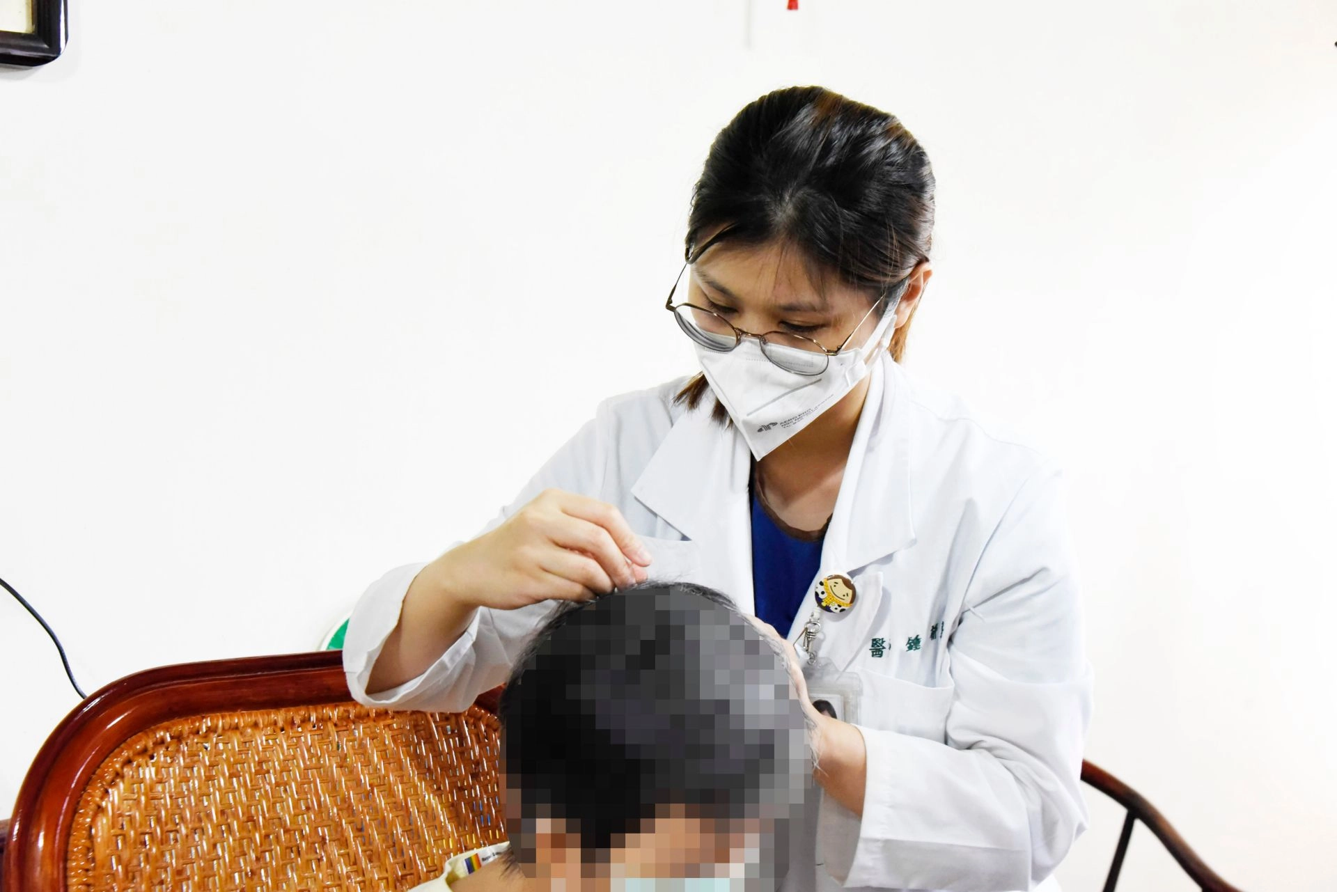 嘉義大林慈院中醫鍾郁蓉醫師到個案家中做居家診療。