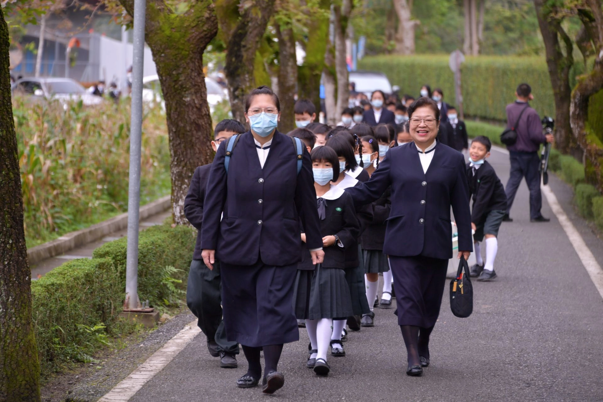 謹守與師公上人的約定 慈大附中愛心「回娘家」