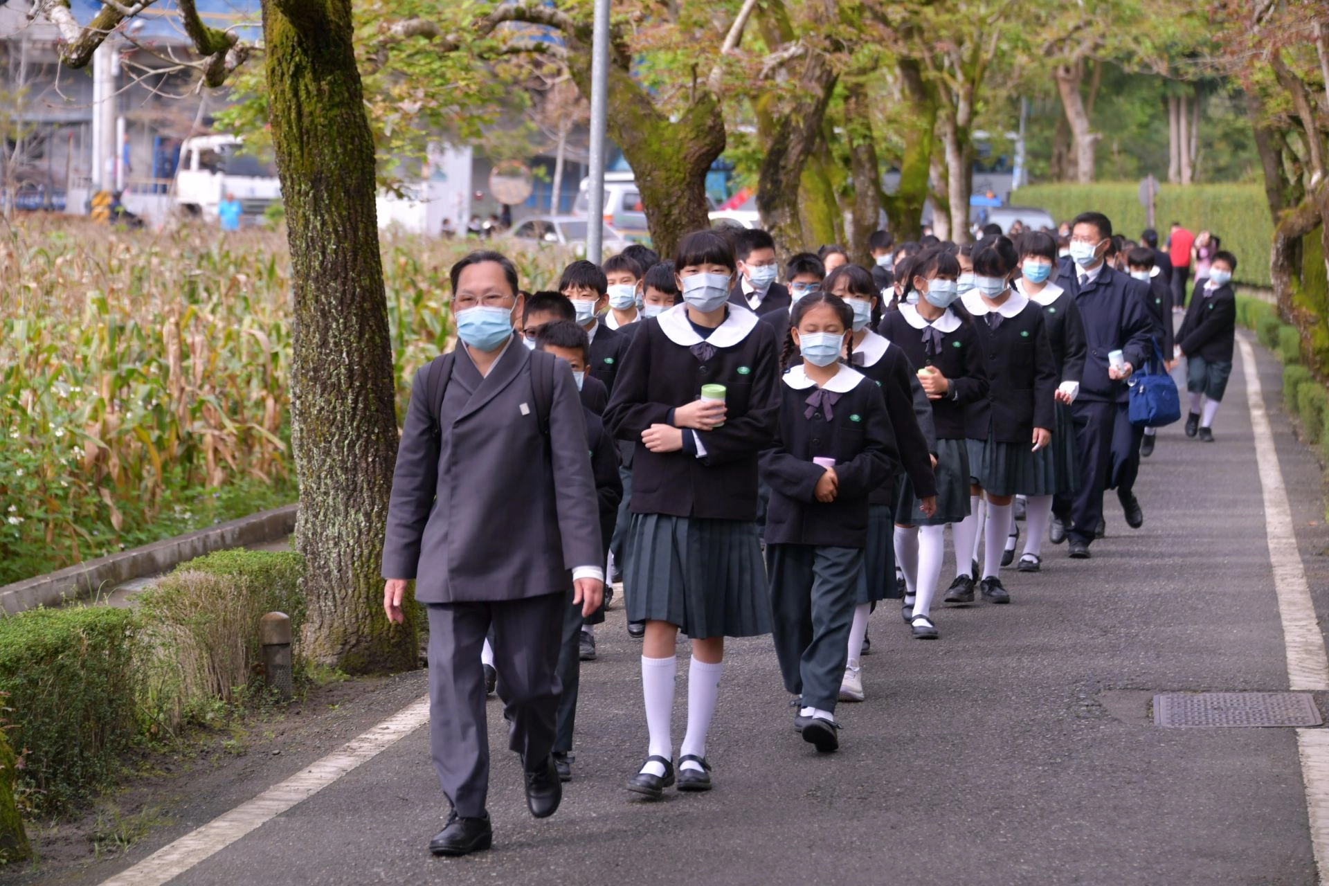 幼兒園與小學部的學生們，在老師與家長志工的陪伴下，把握因緣親自將竹筒送回精舍