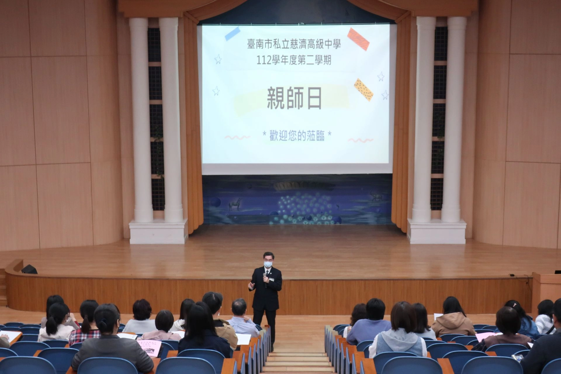 姚智化校長和家長分享學校的用心和積極，期盼老師和家長能合和互協，共創校園新氣。