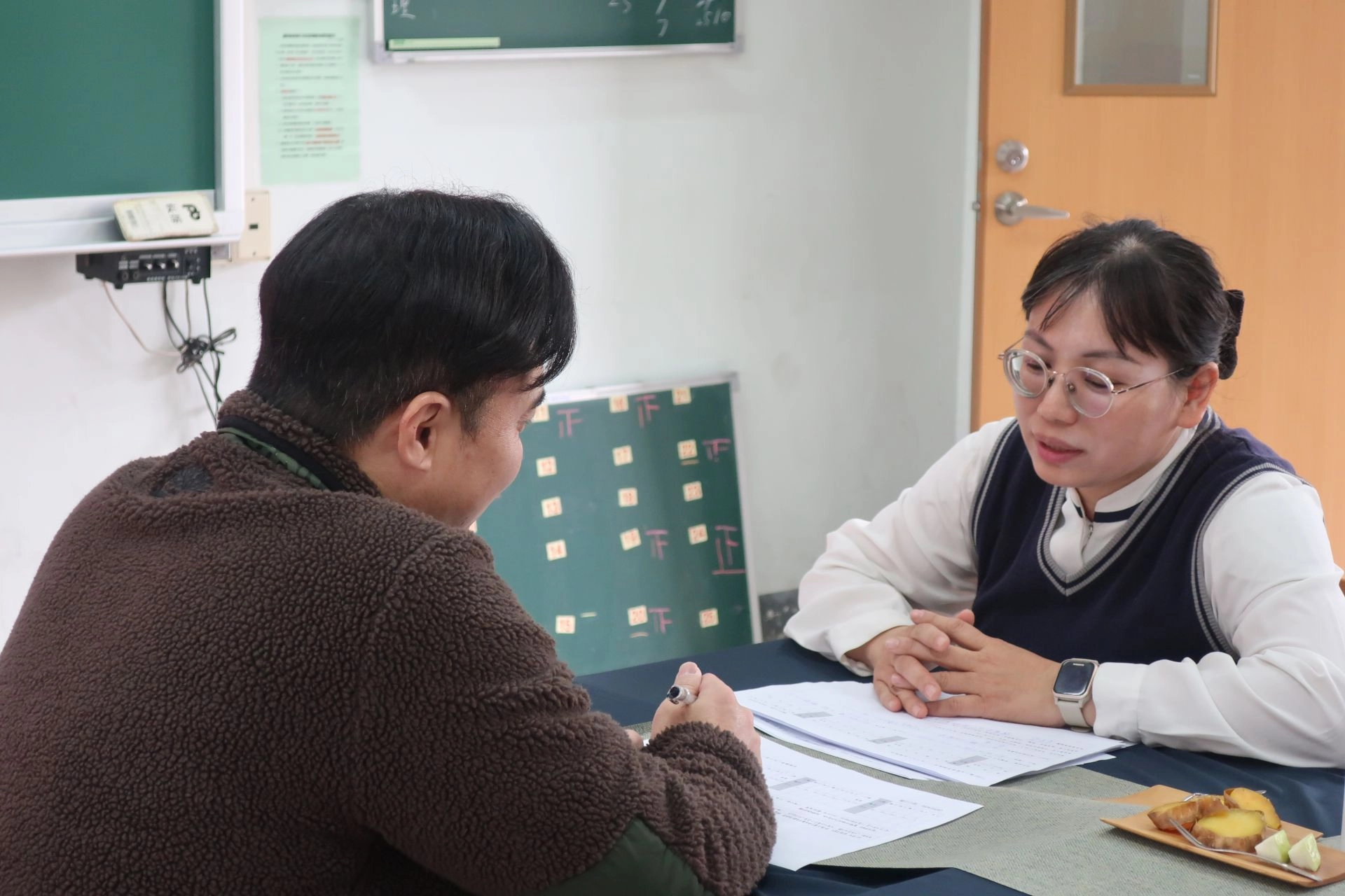 國三學生即將面對會考和升學，國三導師一對一和家長說明孩子學習概況及進行適性輔導