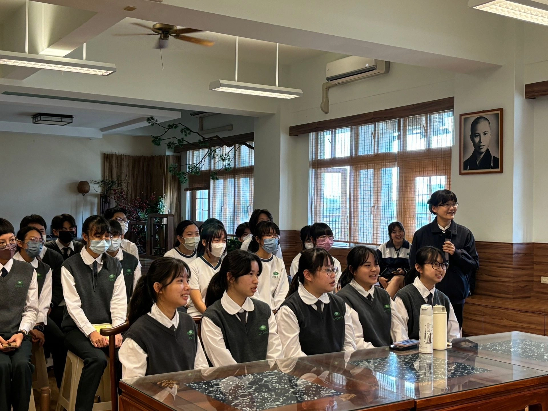 高三雙語實驗班以及國二、三年級的同學們與日本御成中学校進行線上交流。