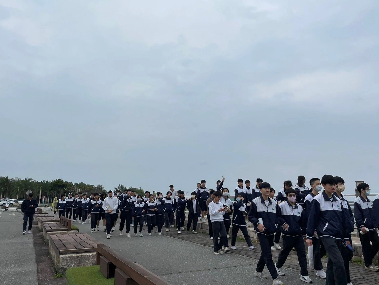 高三學生以穩健的步伐從北濱公園走到海祭廣場，感受花蓮這片土地的愛與美。
