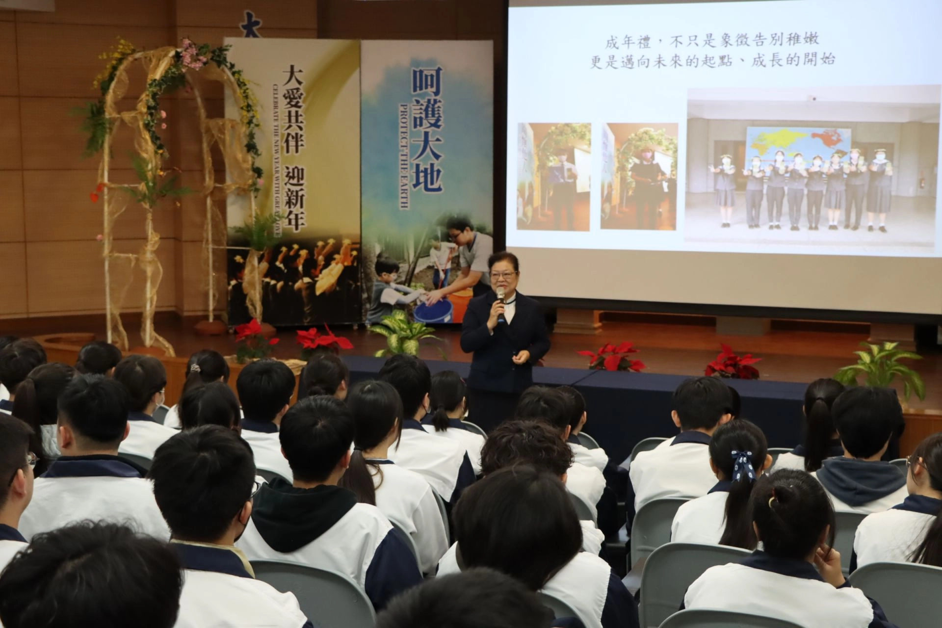 校長李玲惠對全體高三學生說明成年禮的目的-透過活動體悟到成年的意義、責任