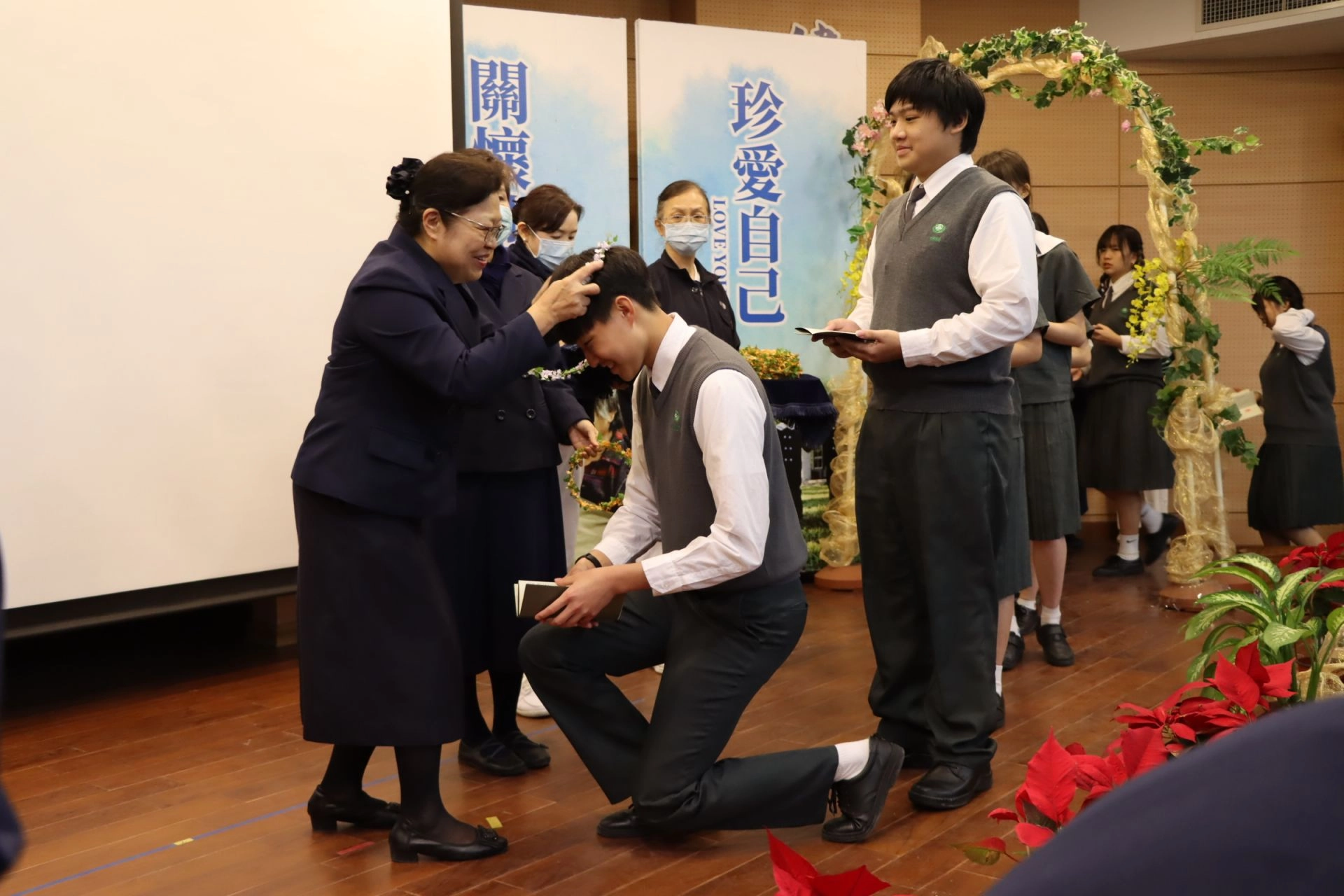 校長李玲惠於「敬青春 加冠典禮」上親自為同學們戴上象徵「成年」的花冠