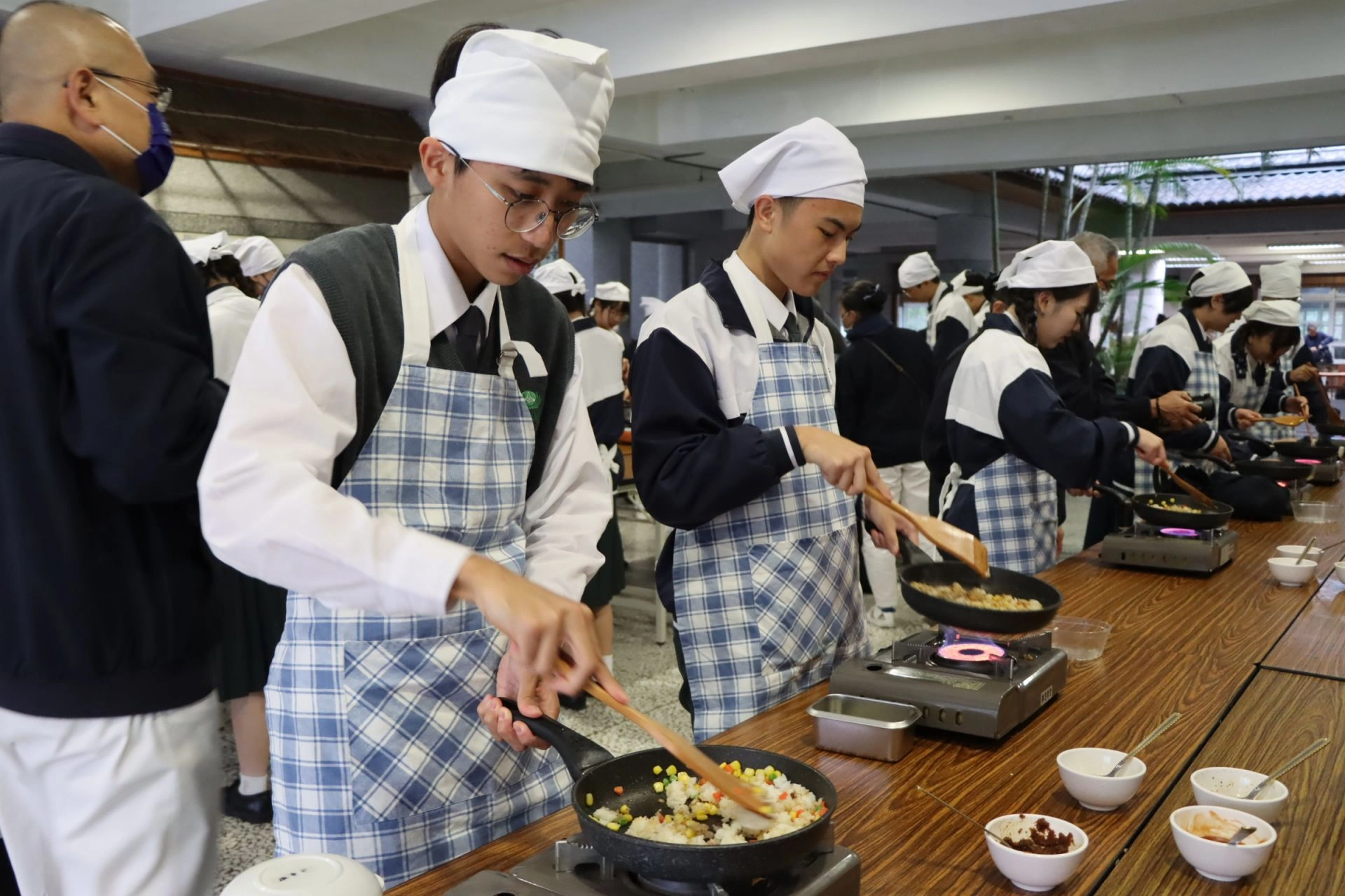 「悲-蔬食飄香」，讓同學們親自體驗在災區要如何烹調好吃、營養的餐食