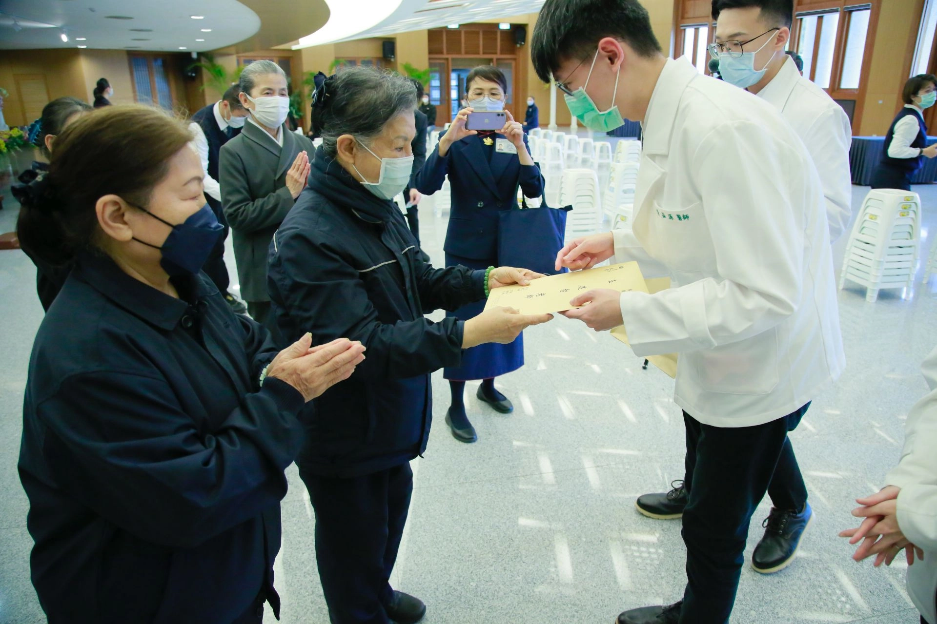 慈大醫學生模擬手術  7國學子感恩學習