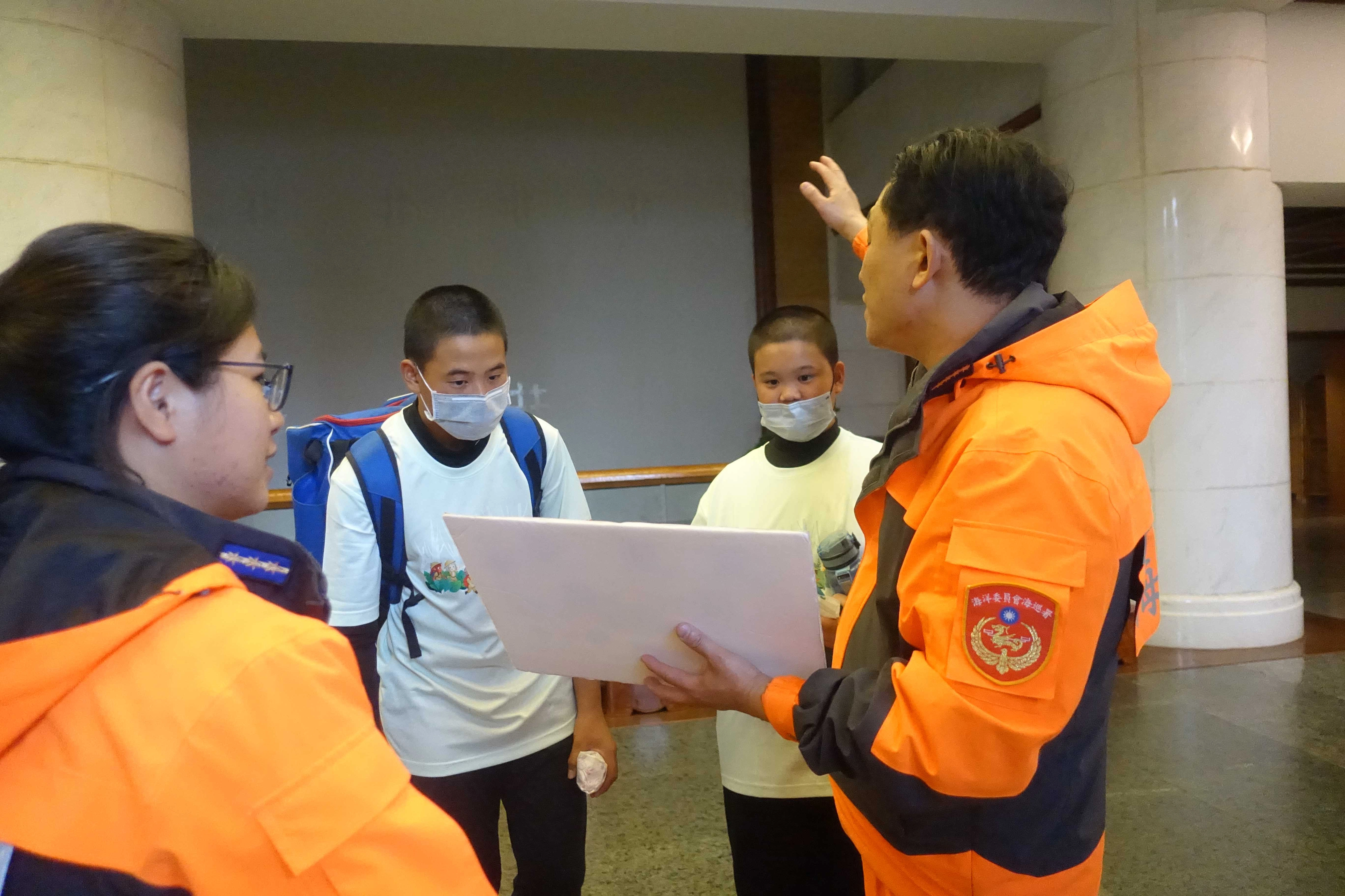 第三屆環保防災小勇士電競PK賽在3月13日舉行，場外規劃「環保教育成果嘉年華」，學生與老師熱烈體驗。(圖為慈濟基金會提供)