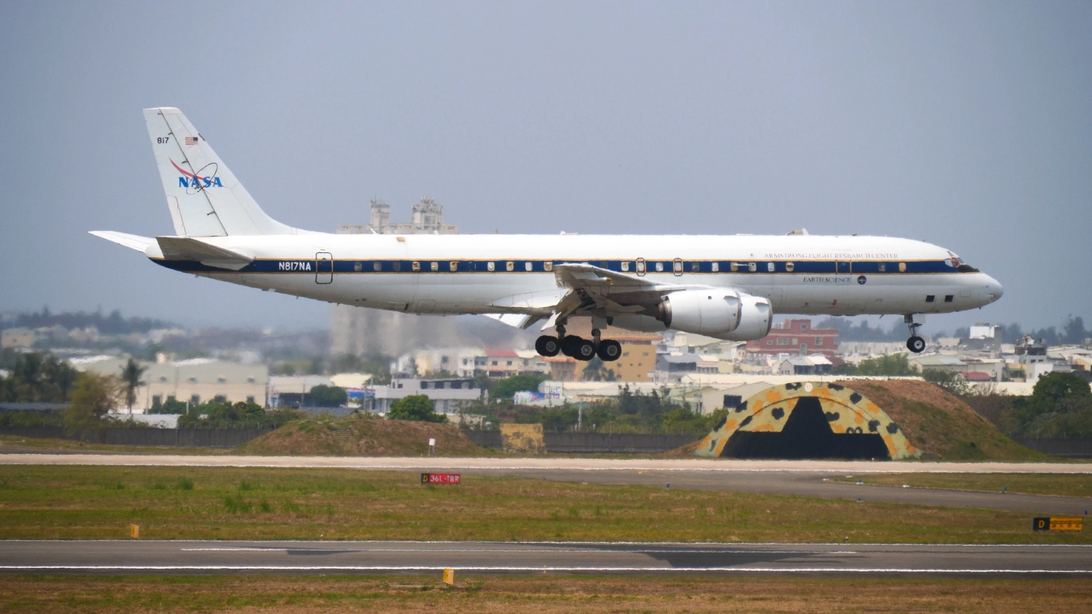 DC8低飛經過臺南機場