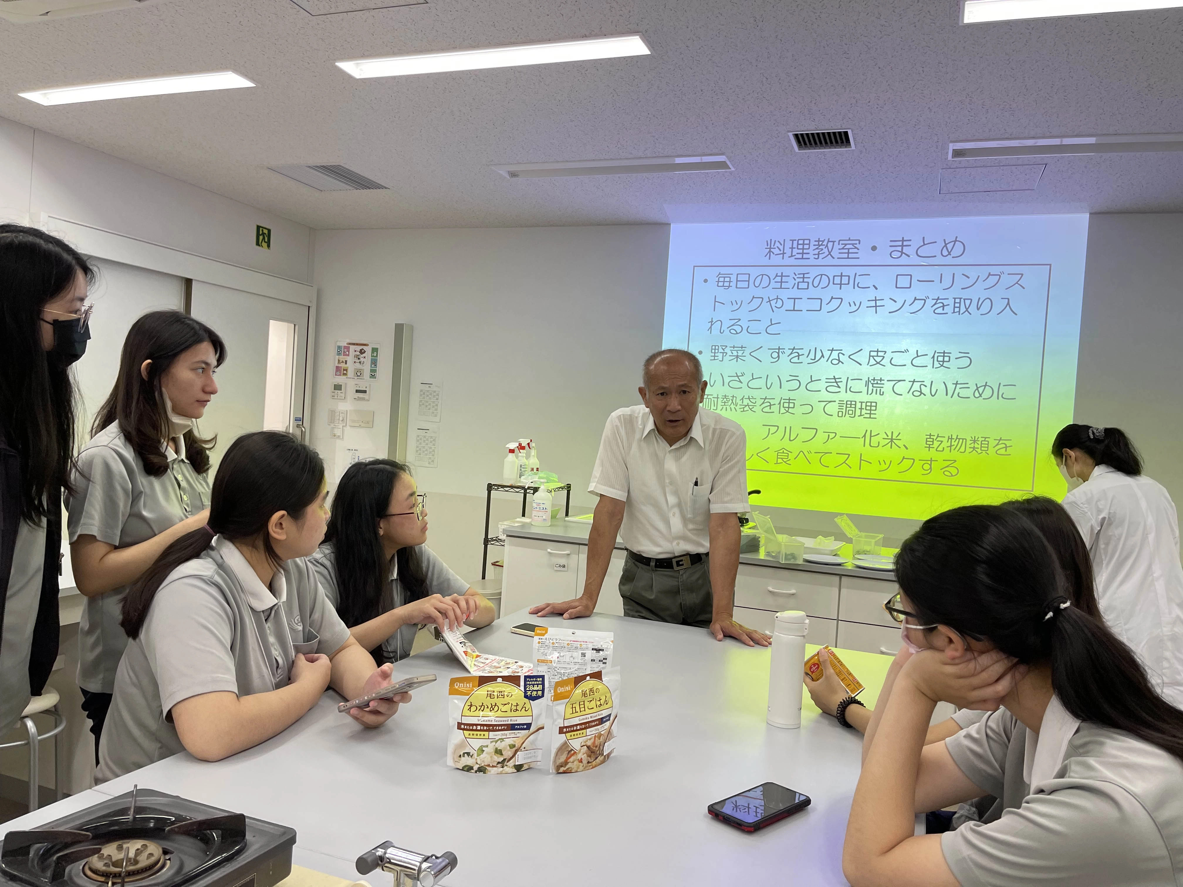 學生在增強第二語言能力之餘，更能明白國際時事，以及因地制宜的發展策略。