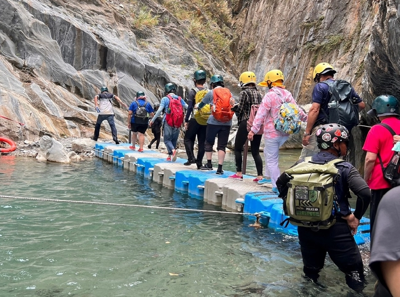 帶領學生體驗屏東縣霧台鄉哈尤溪生態環境