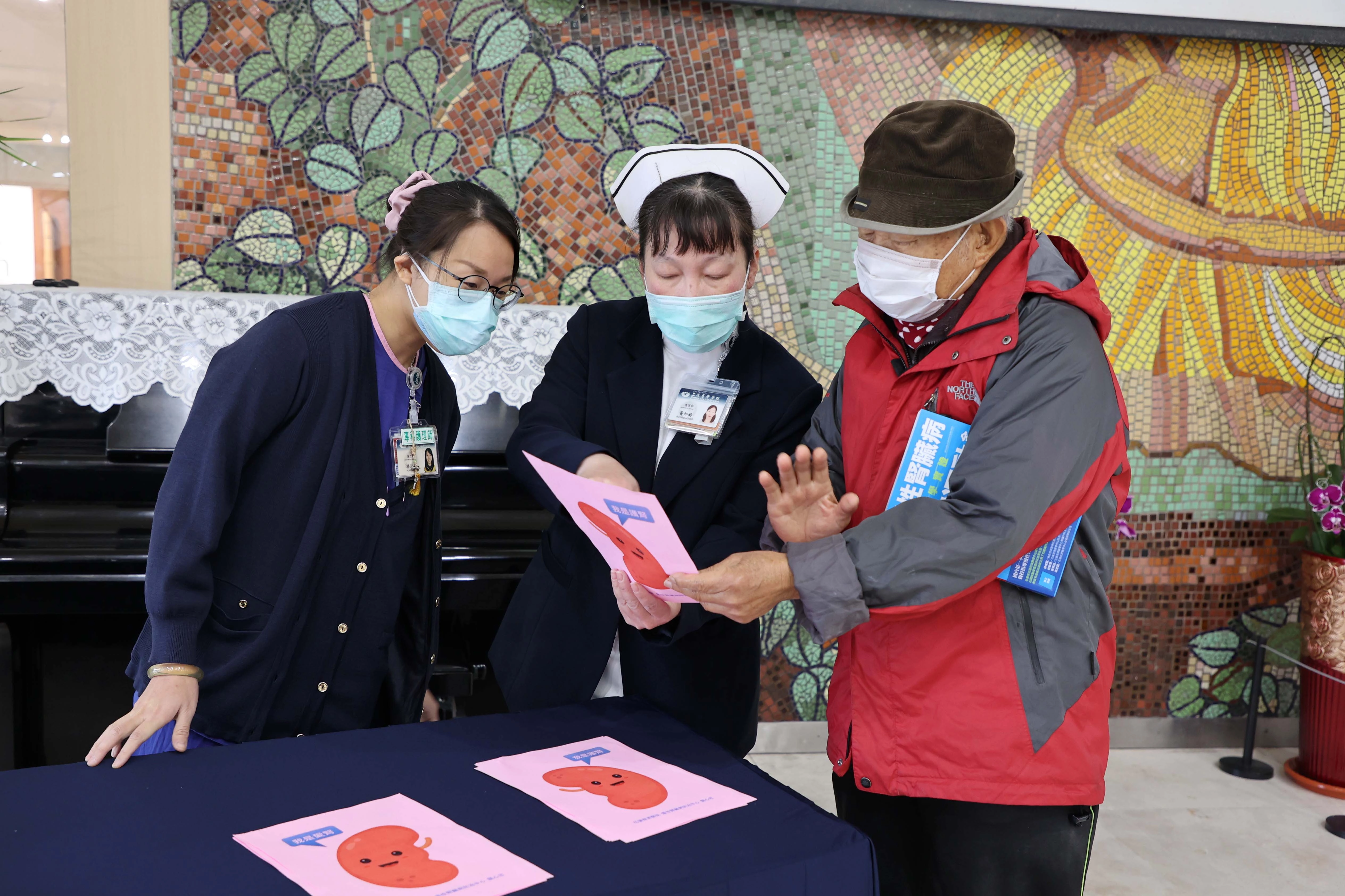 護理團隊透過Q&A問答和贈送健康好禮活動，提升民眾的腎臟健康識能。