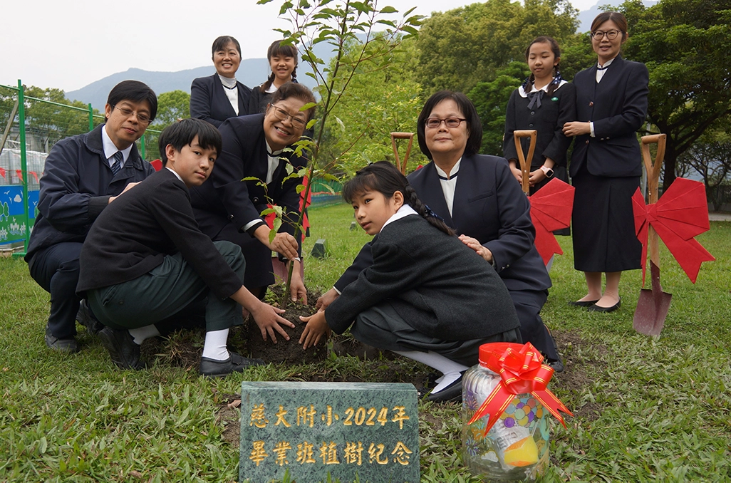 「人人一鏟，同心祝福」，在校園中種下一棵象徵傳承與希望的畢業夢想樹。