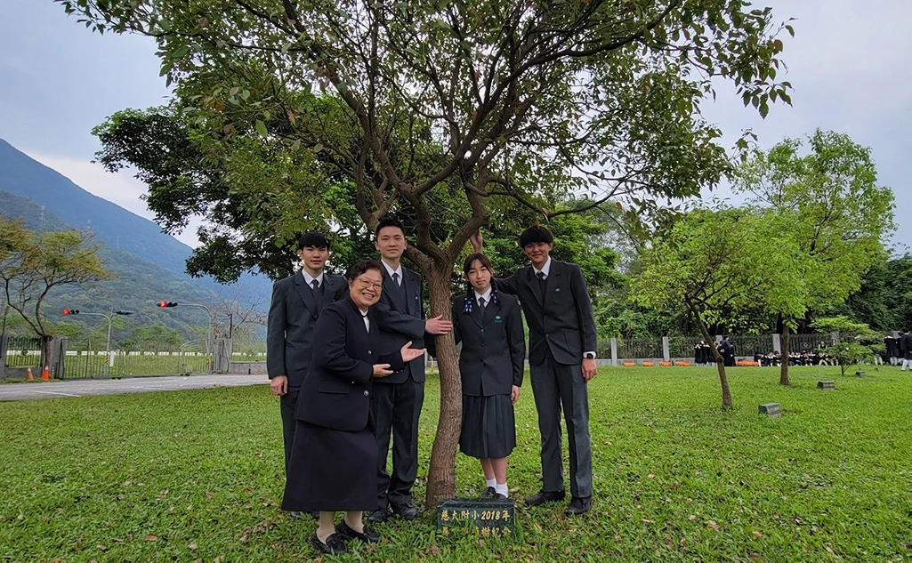 高三學長姐六年前(2018年)種下的畢業樹如今已像他們一樣成長茁壯。