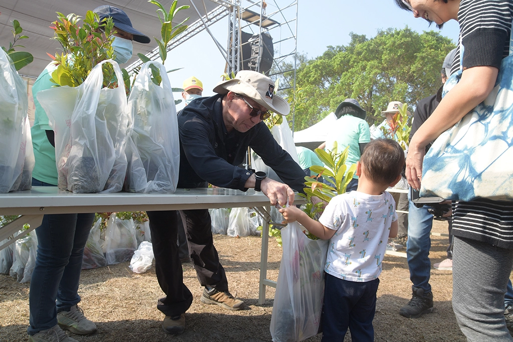 臺東地區於3月16日在臺東森林公園舉辦植樹月活動，現場也提供了三千株樹苗供民眾免費索取。