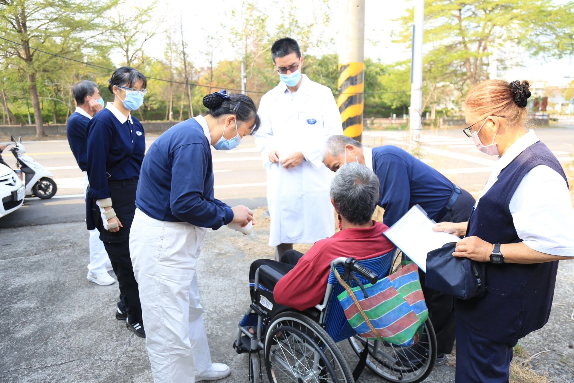 人醫會簡振宇醫師及醫護同仁、志工等用愛給予患者全方位的關懷。