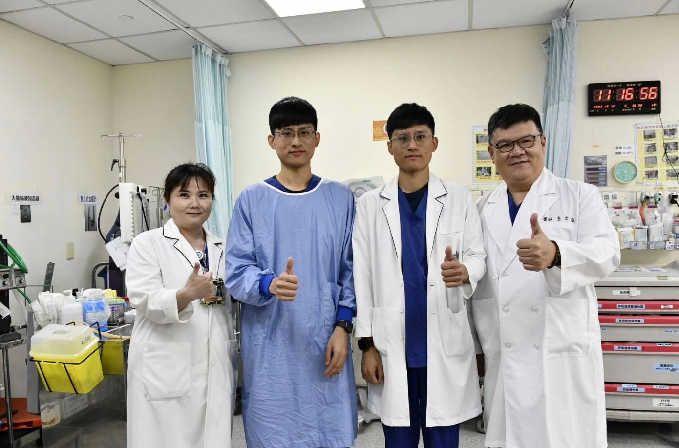 急診部長李宜恭（右1）與急診室護理長李荔芳（左1）為林承睿（左2）、林承濬（右2）雙胞胎兄弟的熱血表現按讚。