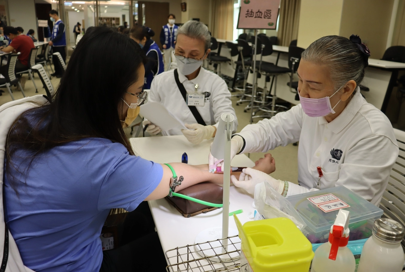 有豐富捐血經驗的員工王小姐，可以很快理解捐血與捐髓是大同小異的方式，不但上了一課，更用實際行動加入驗血建檔行列。