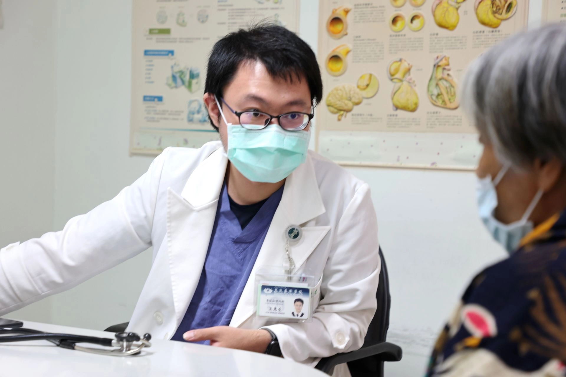 王惠生醫師建議，若有上呼吸道或腸胃道感染的症狀，後續合併喘、胸悶、頭暈、持續心悸等症狀，就應盡速就醫避免引發更嚴重的合併症。