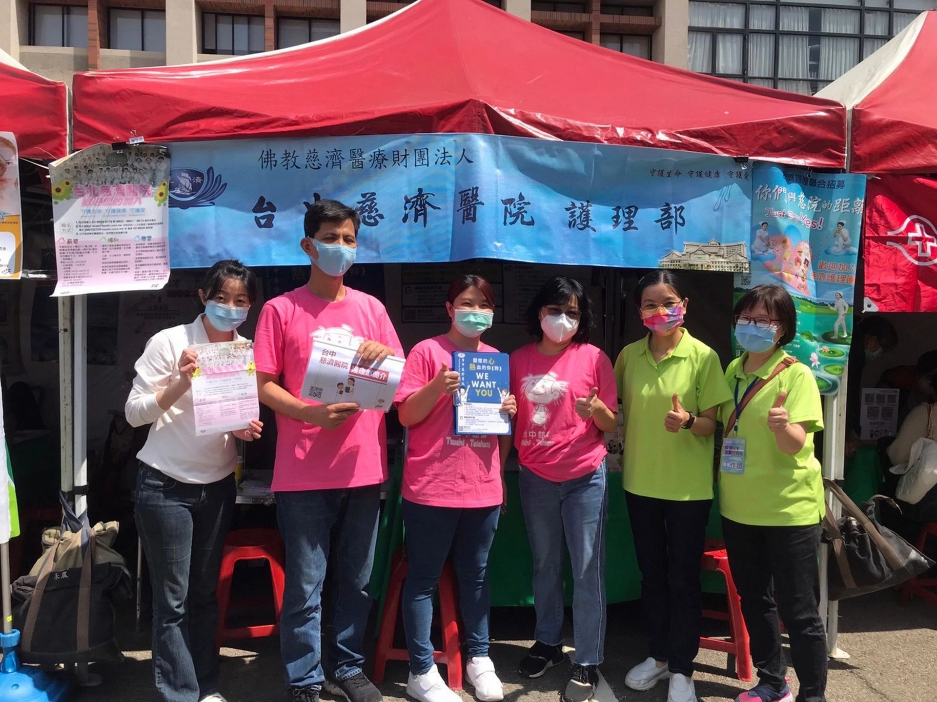 台中慈濟醫院團隊進入校園招募護理新芽。