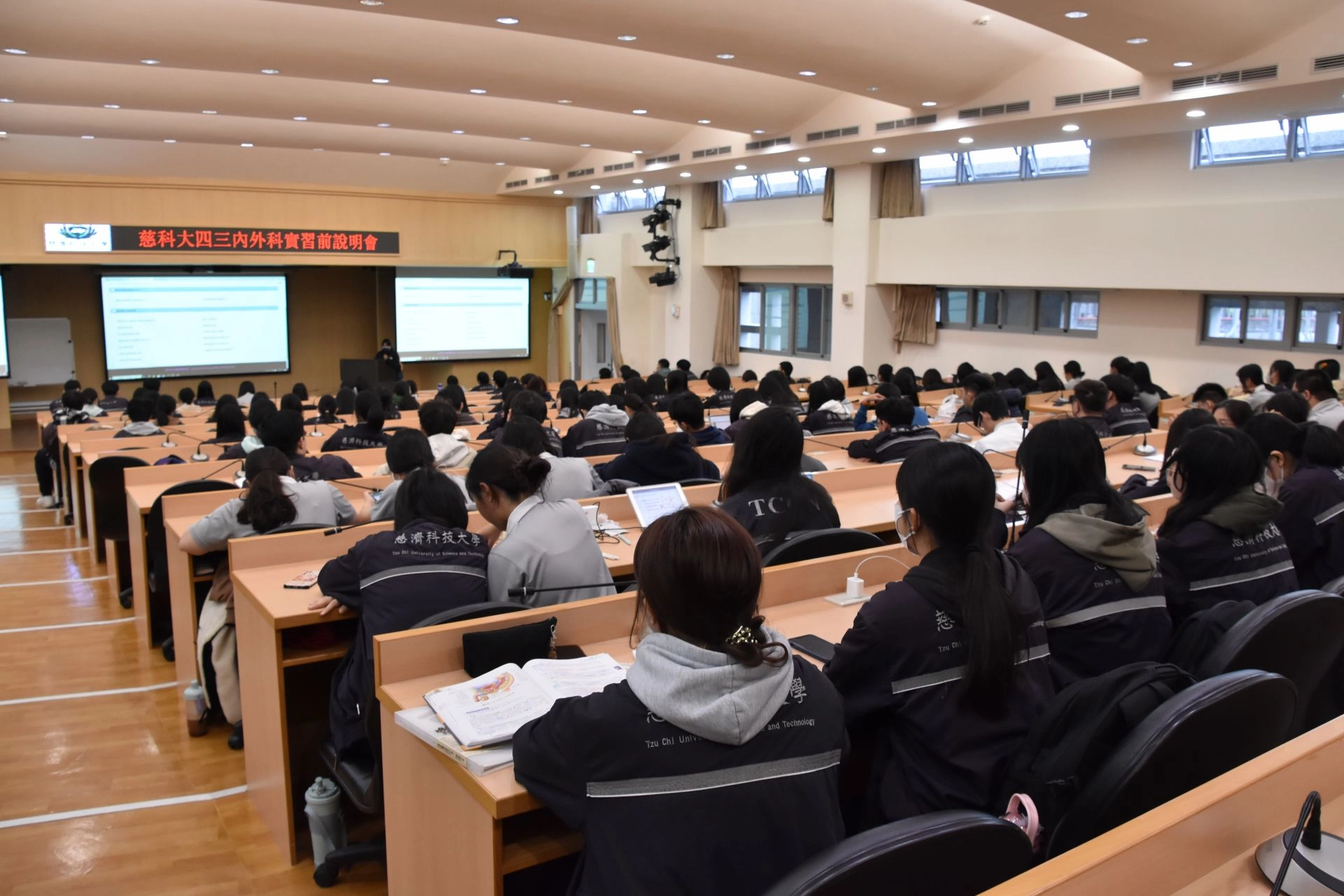 五月十三日起，150多位四技部三年級學生，將陸續踏入醫院臨床第一線，展開為期六週的內外科實習。