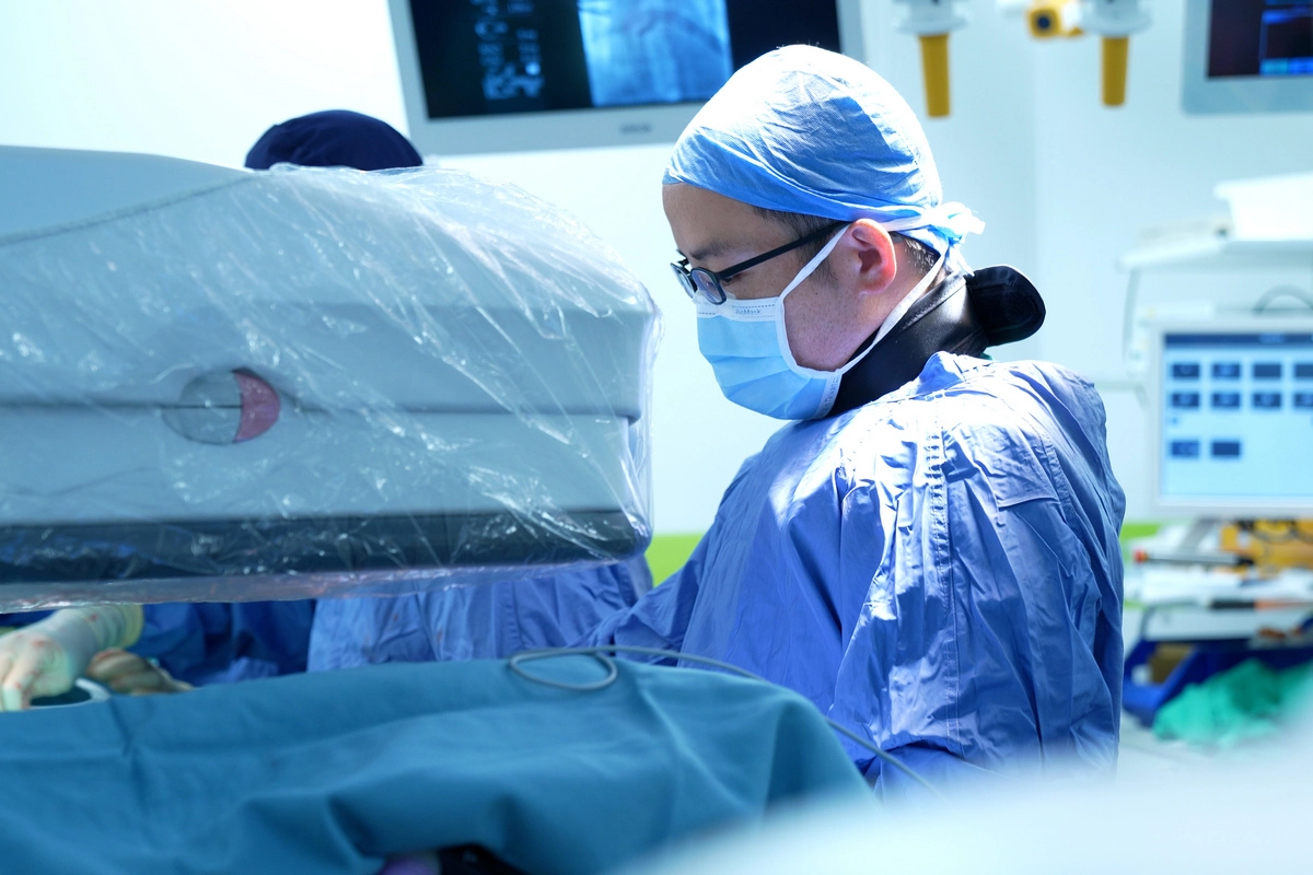 裝置Impella須在複合式手術室內，透過X光以及經食道超音波導引。