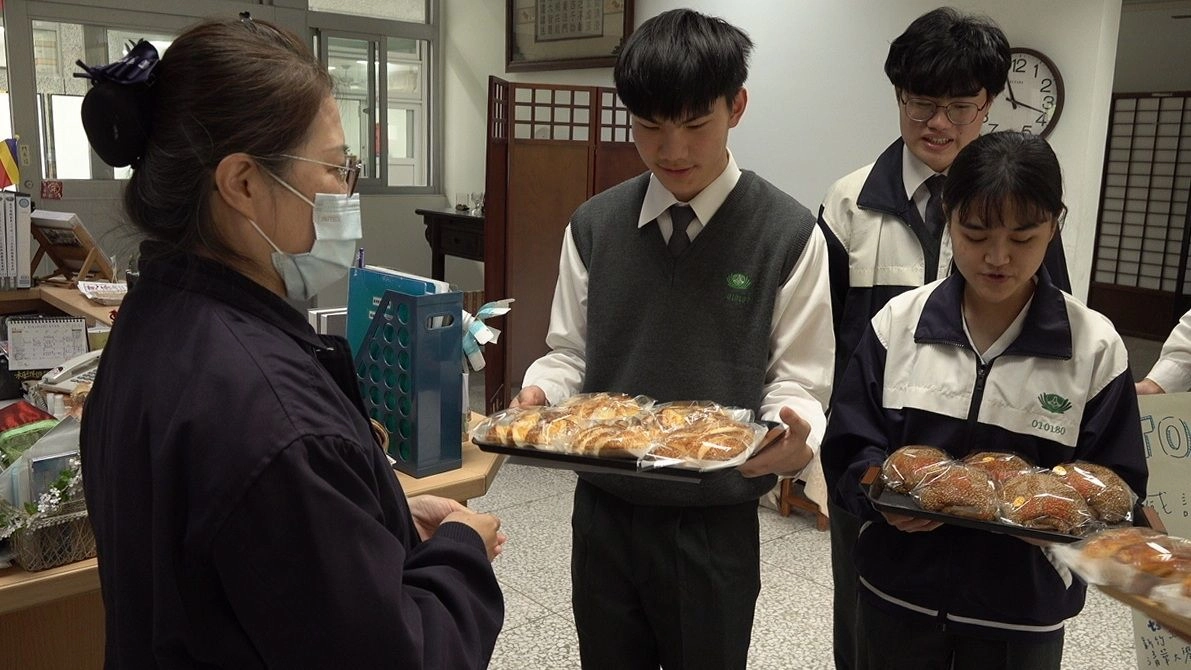 為了感謝老師們的栽培，孩子們逐一到各辦公室致贈感恩麵包