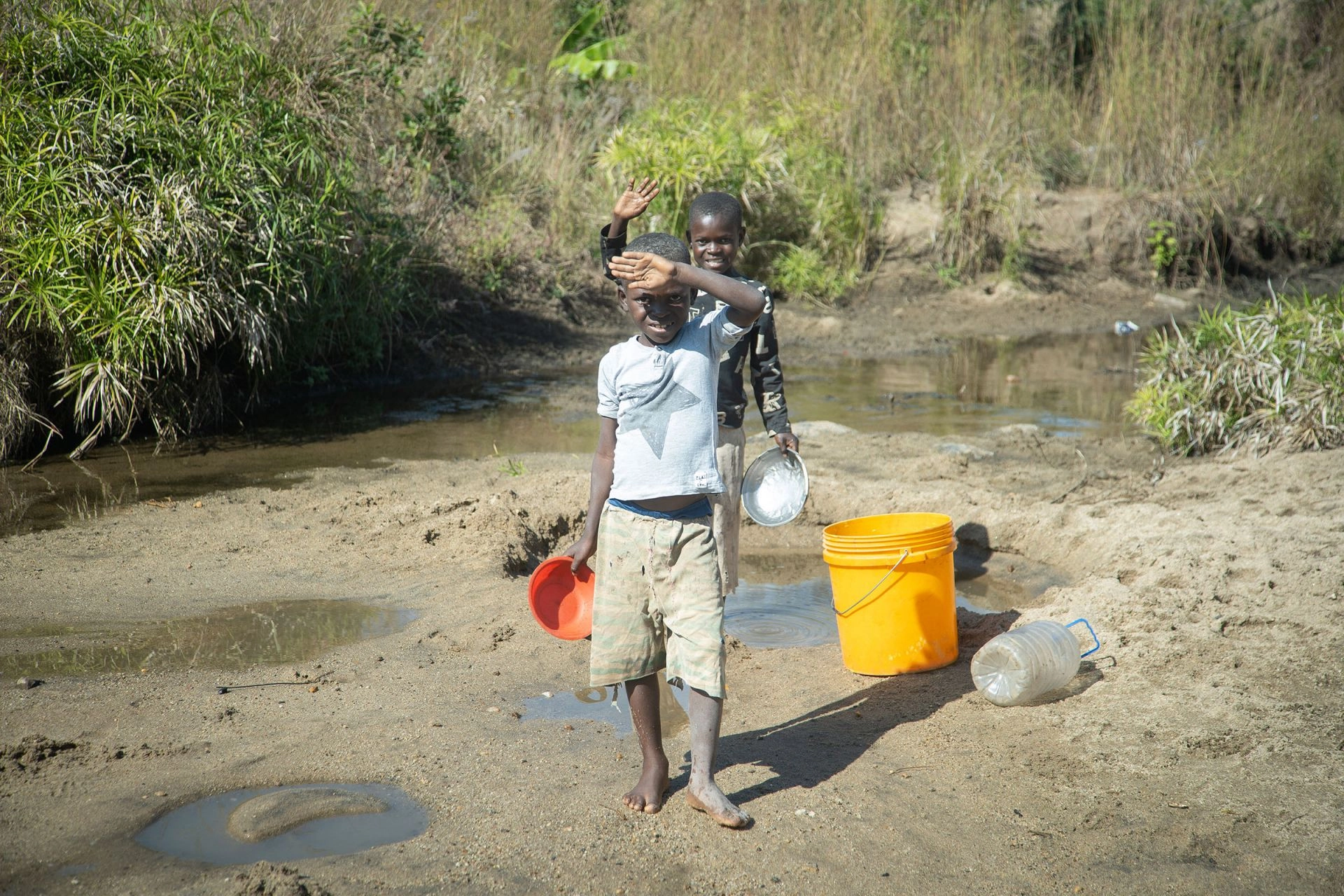 缺水區的孩童，每天要走6公里路才有機會獲取乾淨的水。