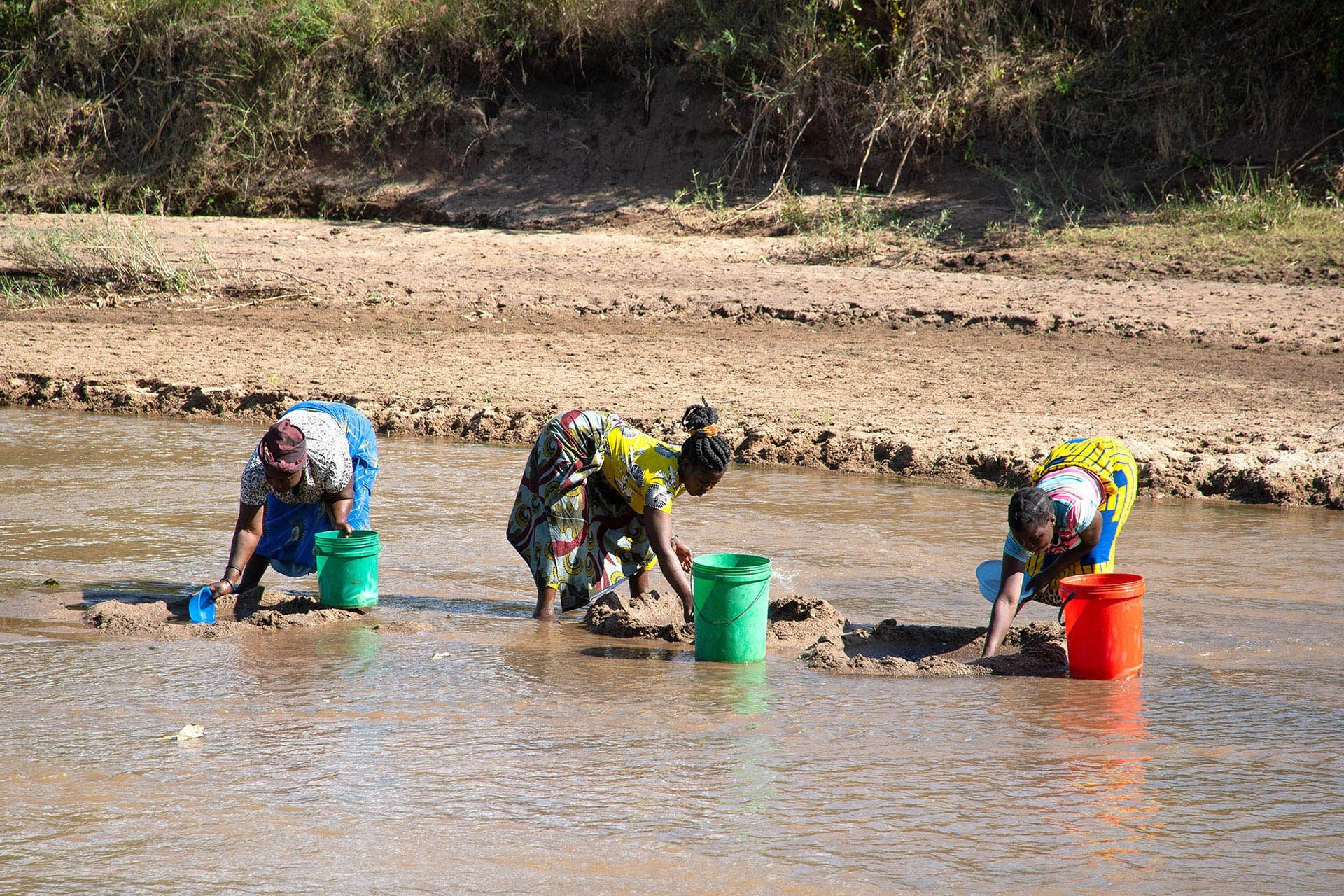 取水的工作多半落在婦女、孩童身上。圖為馬拉威婦女取水。