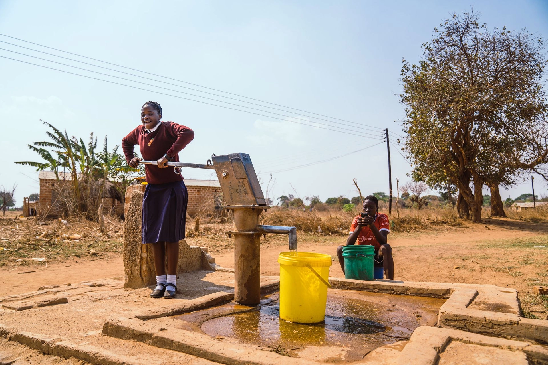 展望會在學校裡建設取水點，學生在學校就能獲得乾淨水源。