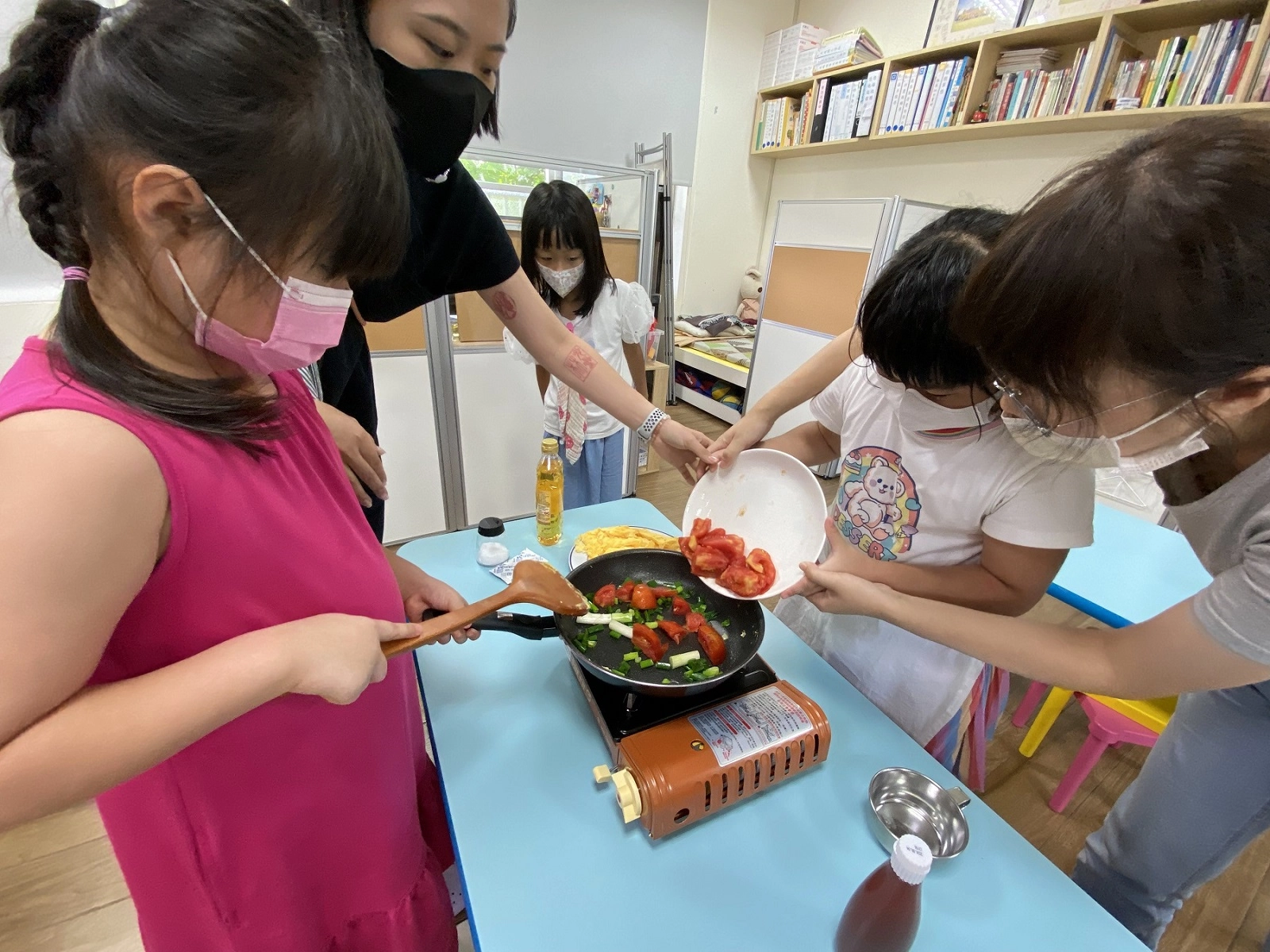 自己動手嘗試做畢業菜色（臺北市向陽非營利幼兒園）