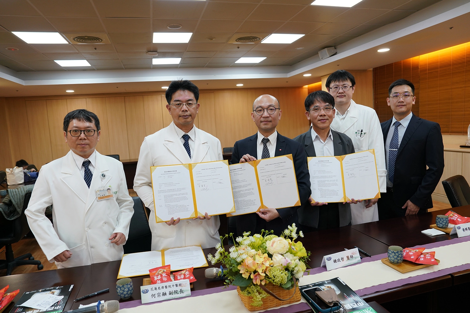 花蓮慈濟醫院、慈濟加拿大分會代表團、花蓮縣中醫師公會三方簽署合作備忘錄，由花蓮慈院副院長何宗融、慈濟加拿大分會副執行長鍾政哲、花蓮縣中醫師公會主委黃輝榮醫師代表簽署。