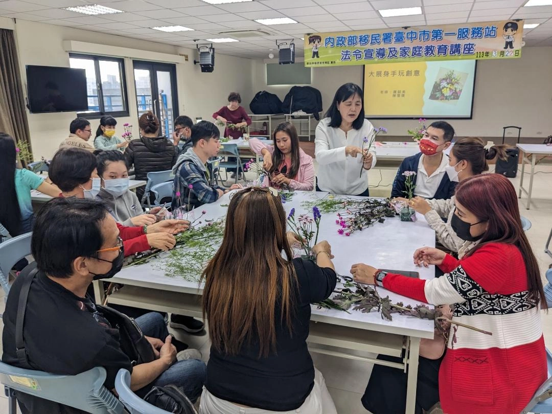 臺灣樂齡愛幼教育協會陳雪嬌理事長與新住民一起創作花藝營造浪漫生活氛圍。