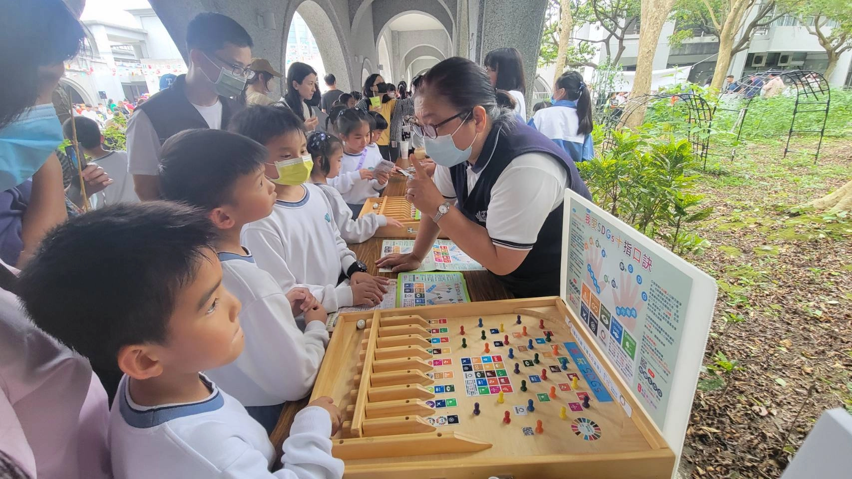 「玩桌遊愛地球」則利用古早味的打彈珠遊戲，讓孩子認識SDGs17項指標。
