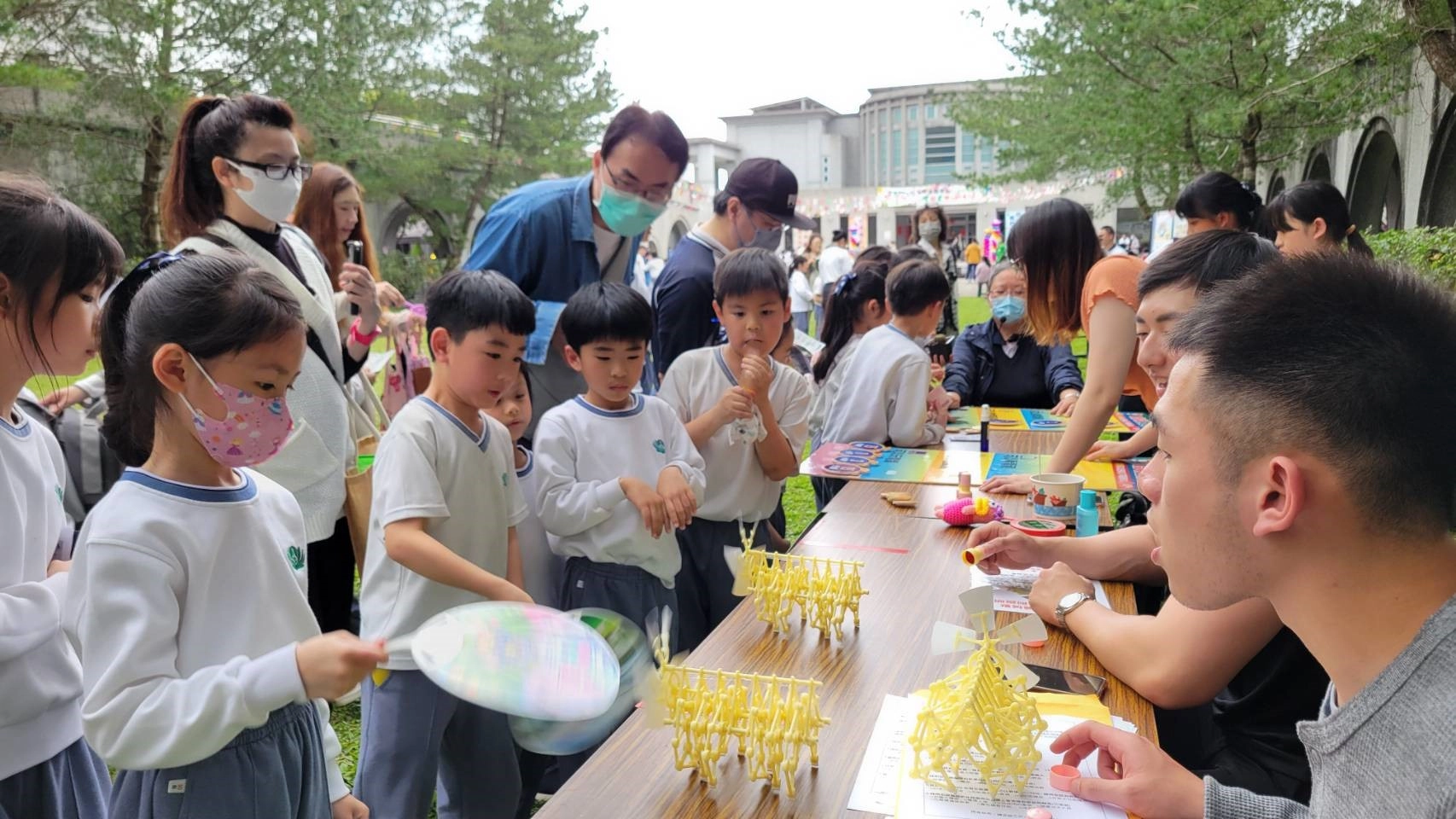 透過風力仿生獸讓學生實際體驗風力發電的神奇，提倡淨零碳排的觀念。