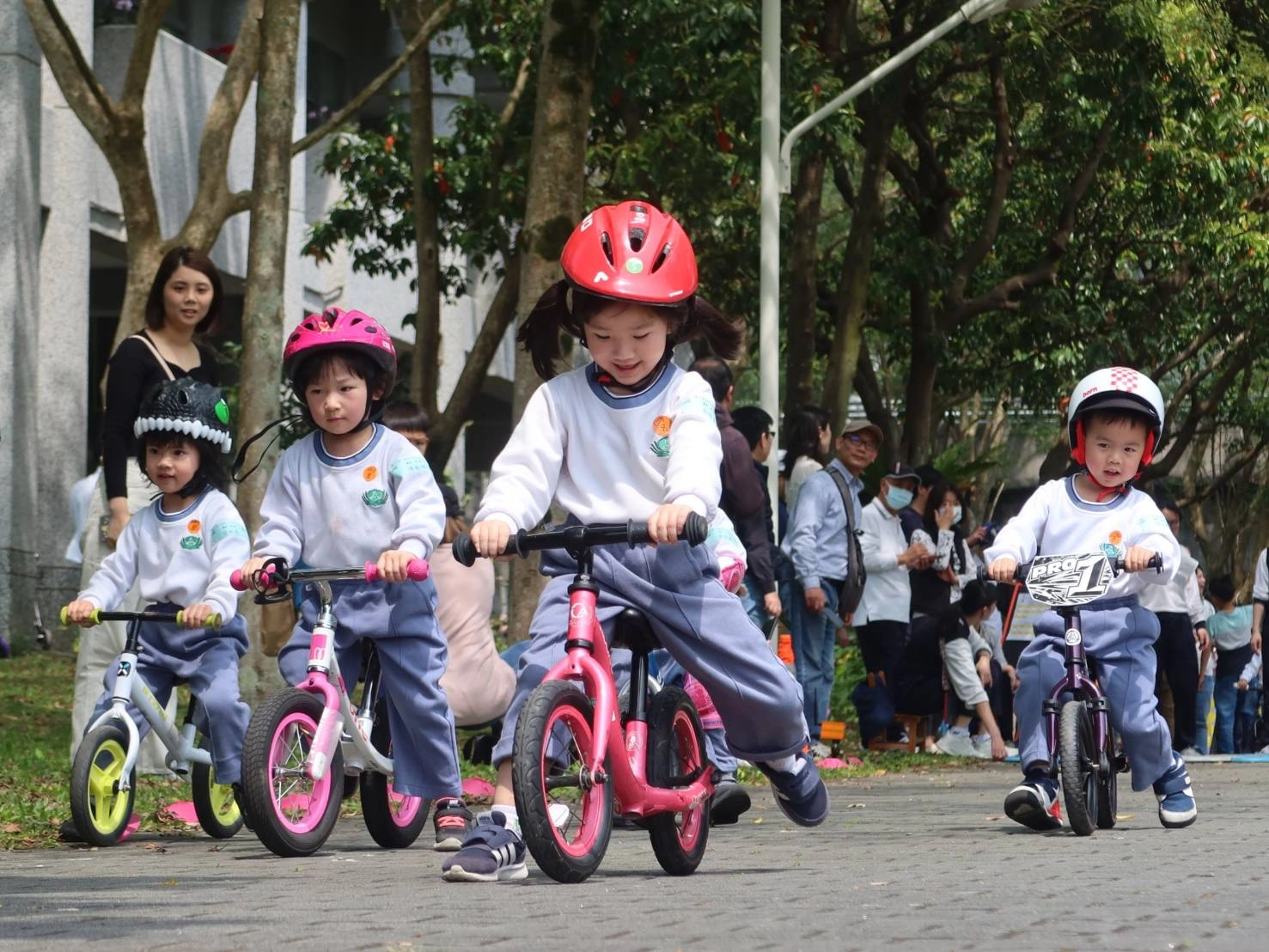 孩子眼神專注，哨聲響起向前衝刺努力回到終點