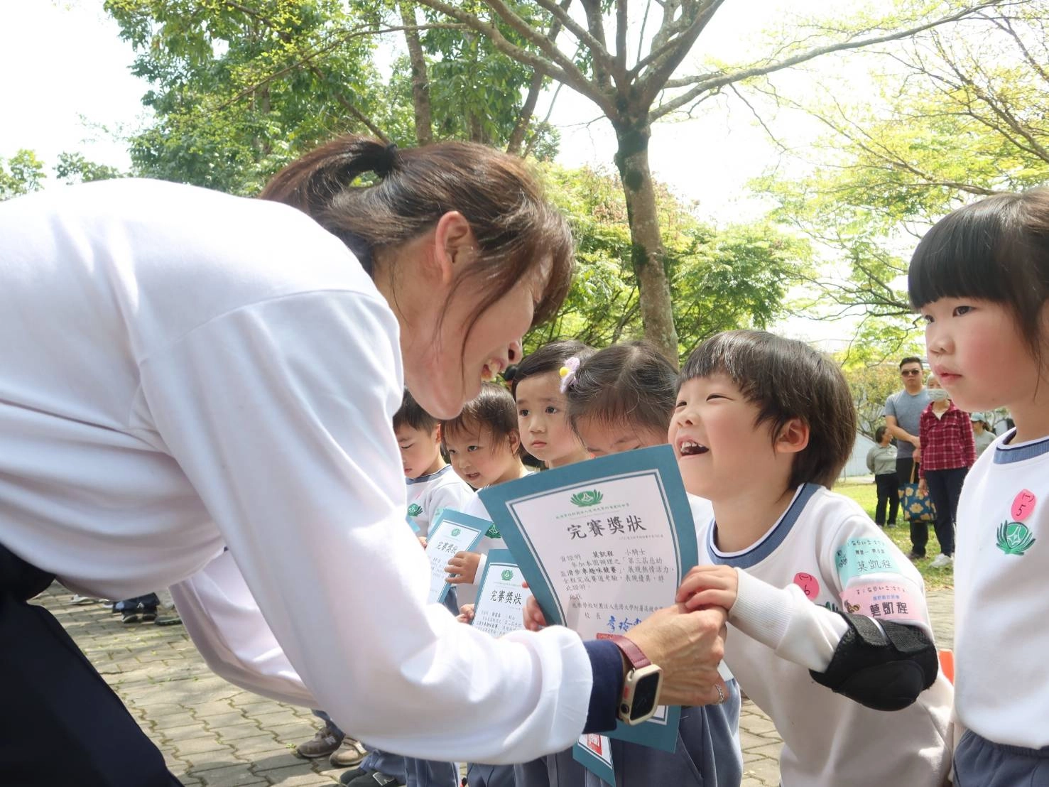 完賽即是肯定，園長為每位小選手頒發完賽證明。