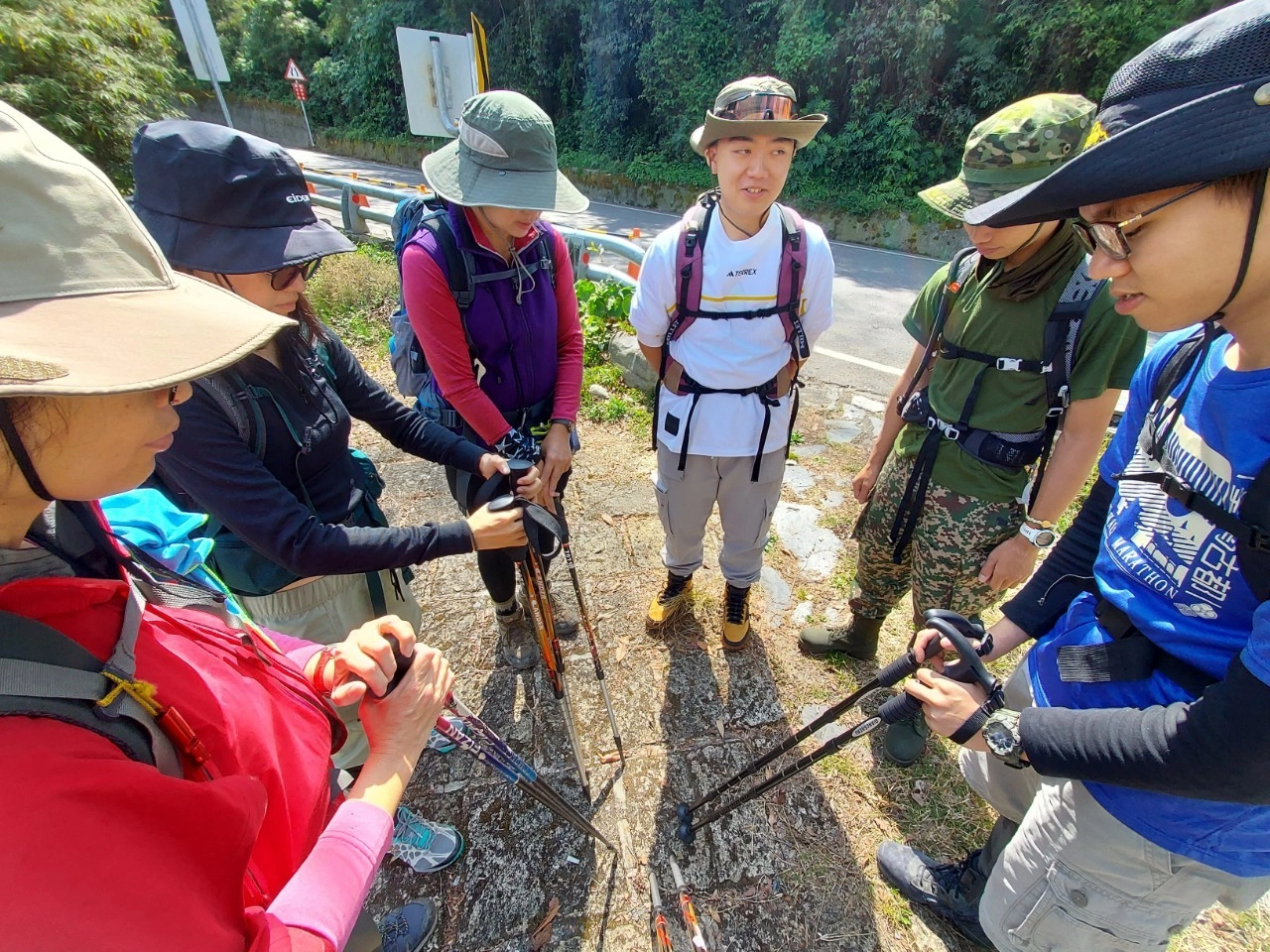 由學生帶領中之關「敬山儀式」，虔誠祈禱全隊順利平安，虛心、虔卑、尊敬「山」！