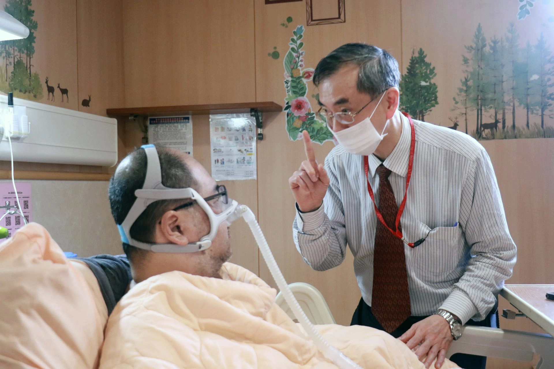 臺灣腦庫代表人臺大醫院醫師謝松蒼（右）親自向黃鼎承（左）道謝，表示他的大愛會深刻影響腦神經疾病診斷，並帶來治療的成就。