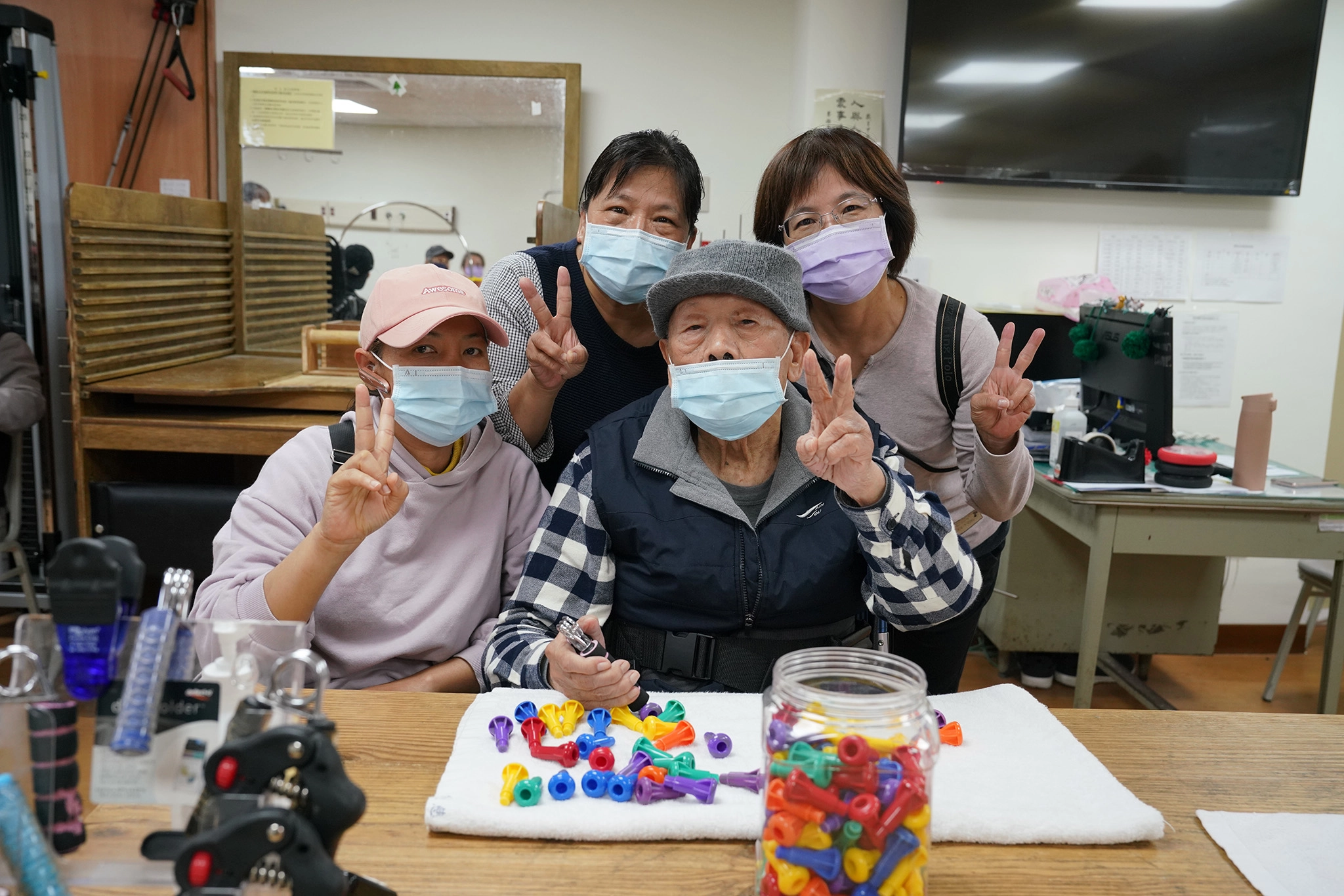 王先生(前排右)每次復健，外籍看護(前排左)與2個女兒都會陪伴一起復健。