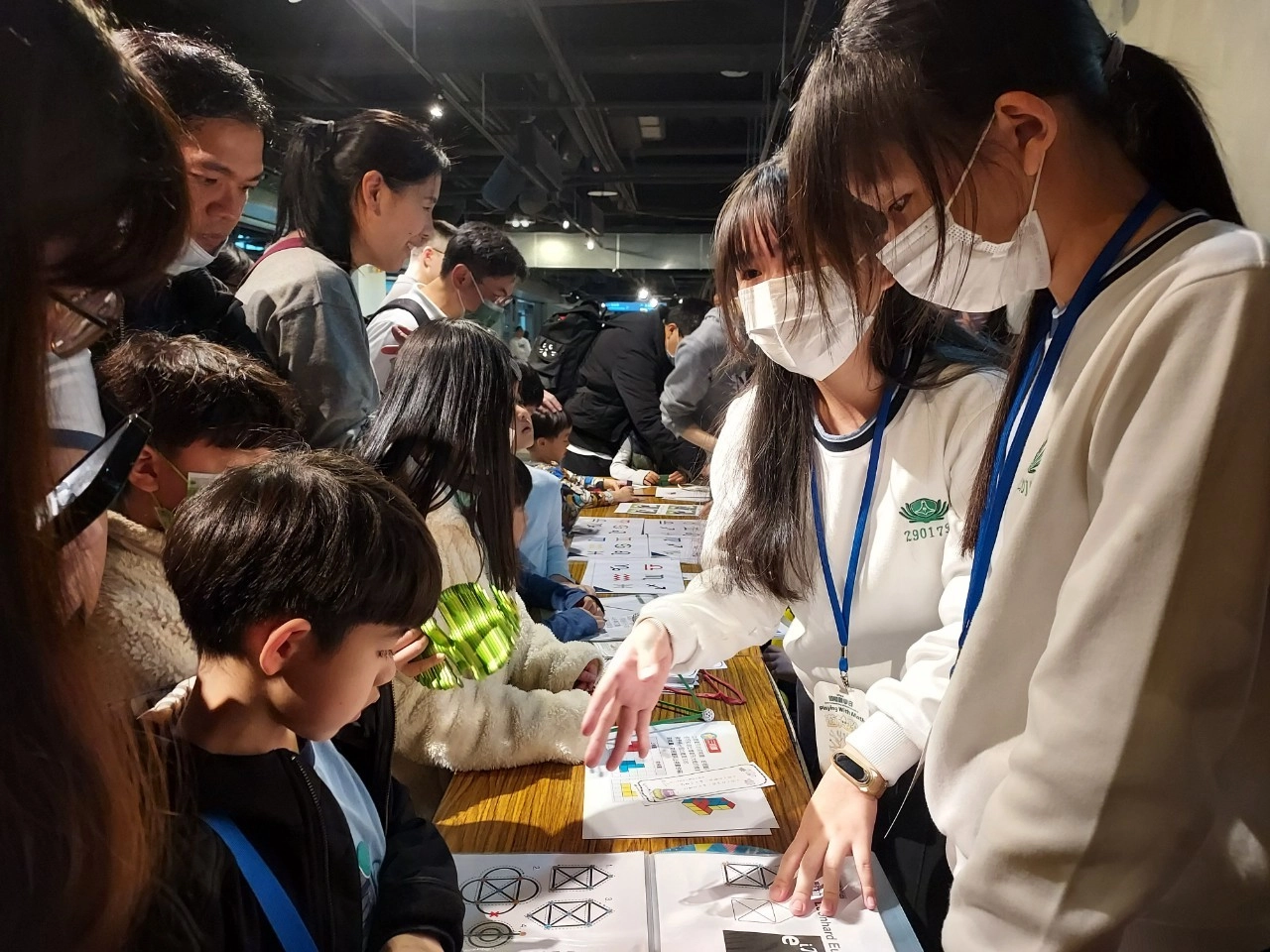 台南慈中數理實驗班同學與大人小孩解釋數學原理，活動攤位吸引眾多群眾來一探究竟。