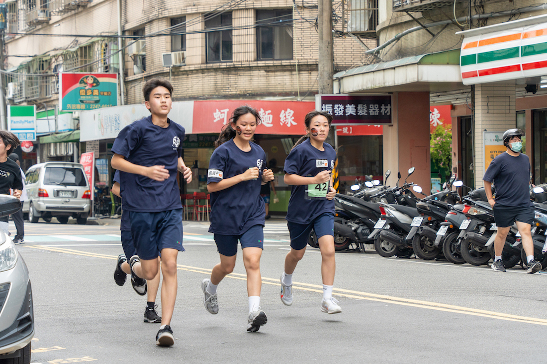 南山中學連續13年響應「飢餓三十」系列活動，學生們每跑一圈，家長會相對捐款十元響應支持，共同關注遭遇天災、戰爭、飢餓危機的國家，今年共計捐款突破11萬元。