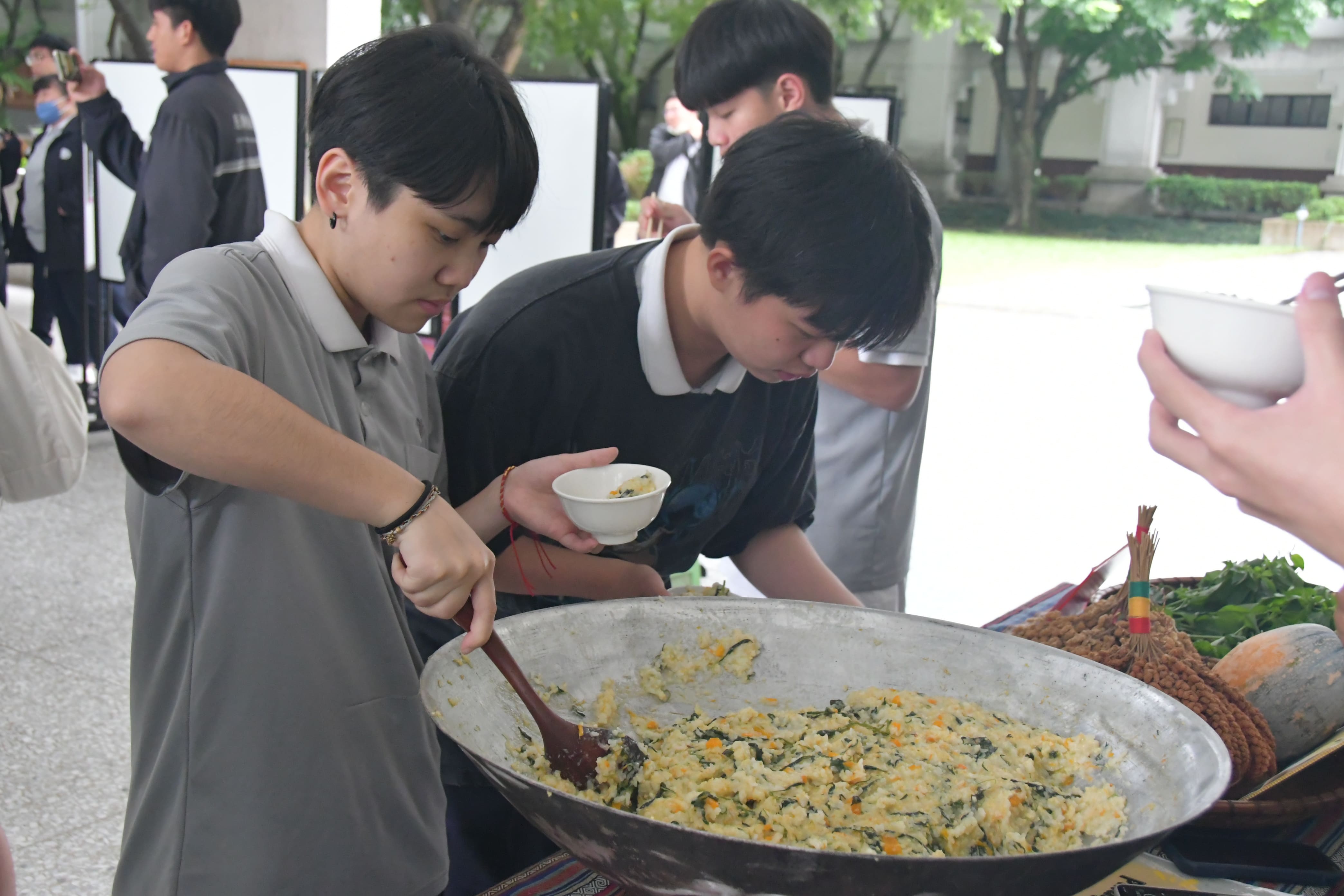 考量到衛生安全，大家用公筷母匙的木勺，將搖搖飯分裝到環保碗裡。